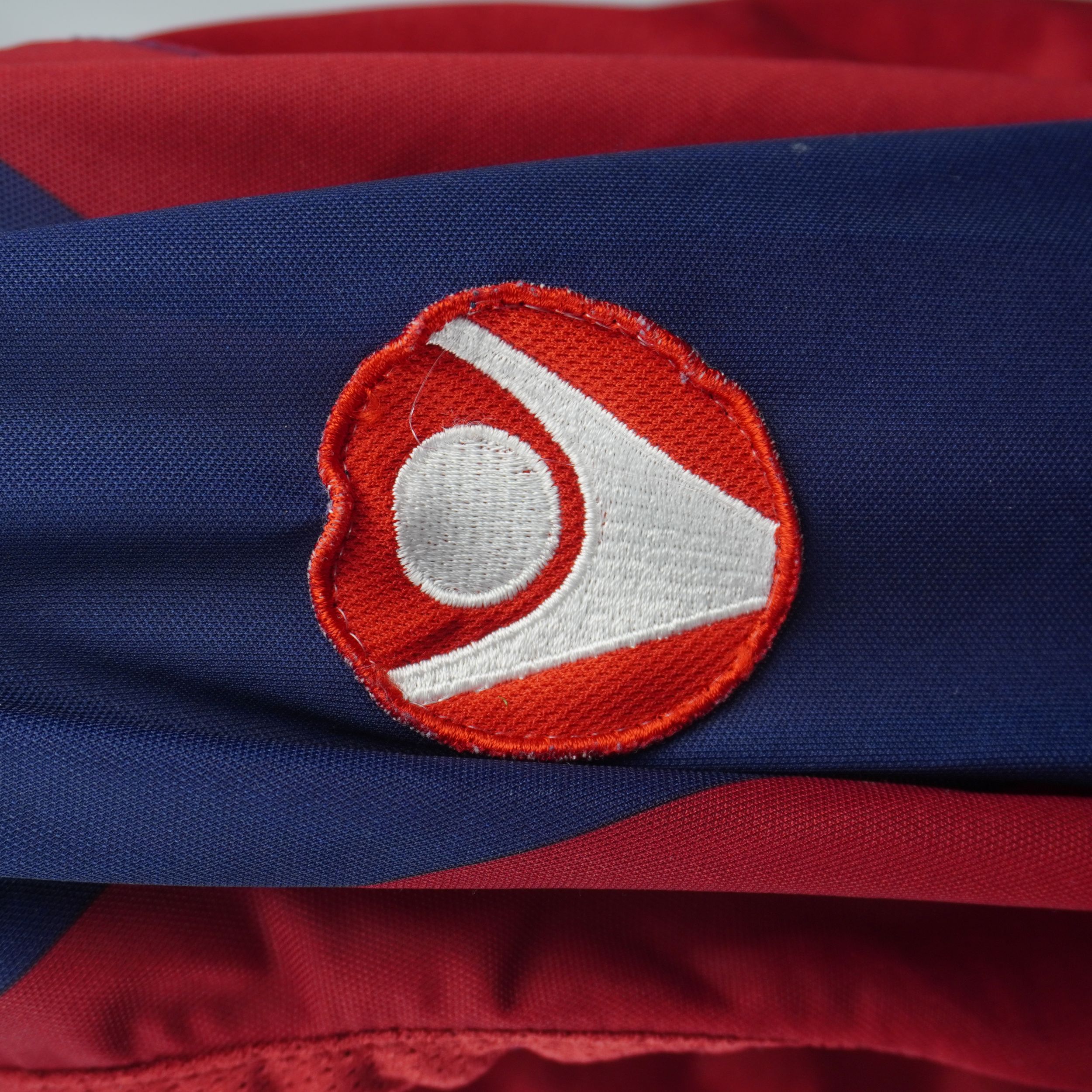 Particolare della patch ufficiale della Serie A TIM cucita sulla manica della maglia da calcio del Bologna