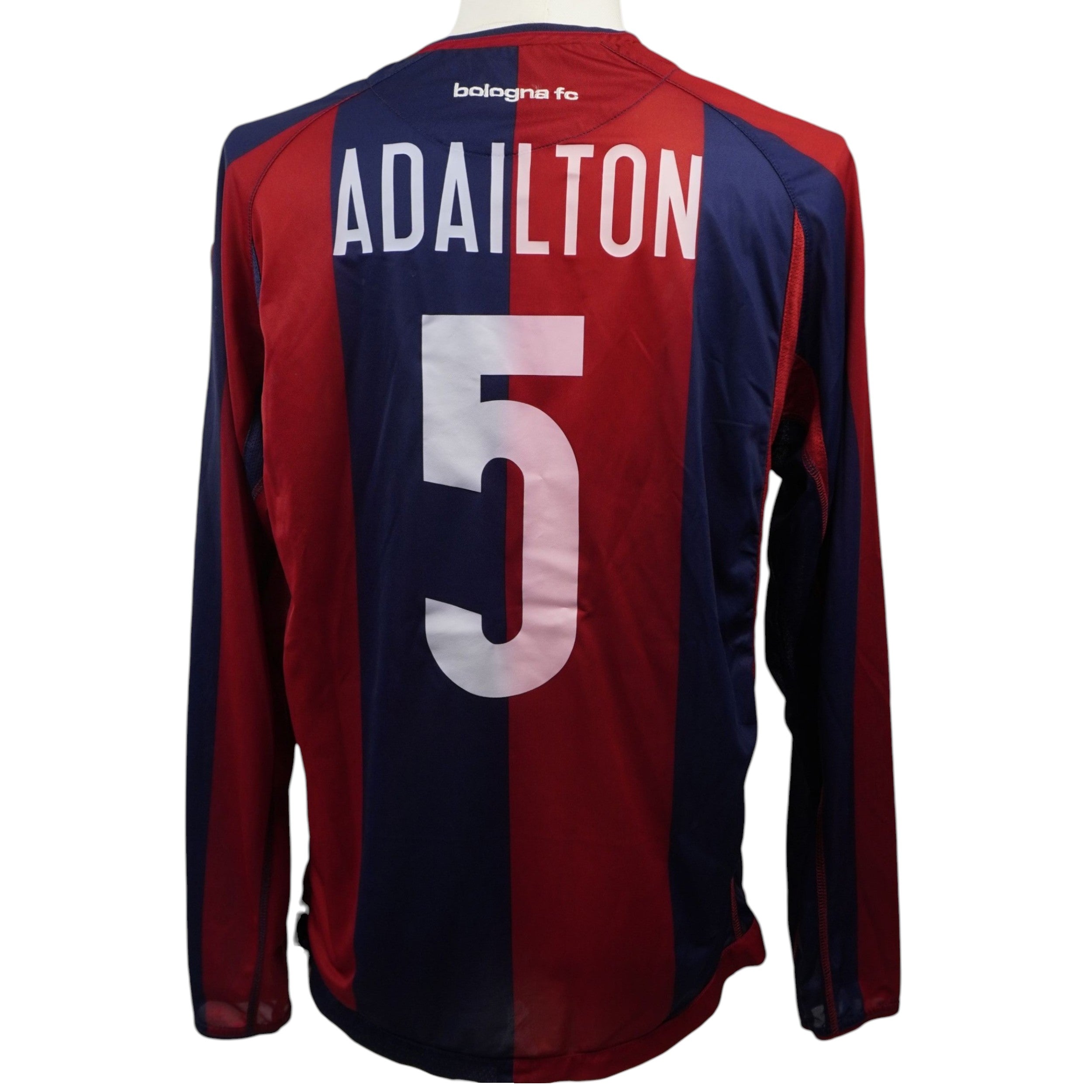 Retro della maglia rossoblù del Bologna FC 1909 con nome Adailton e numero 5 stampati in bianco