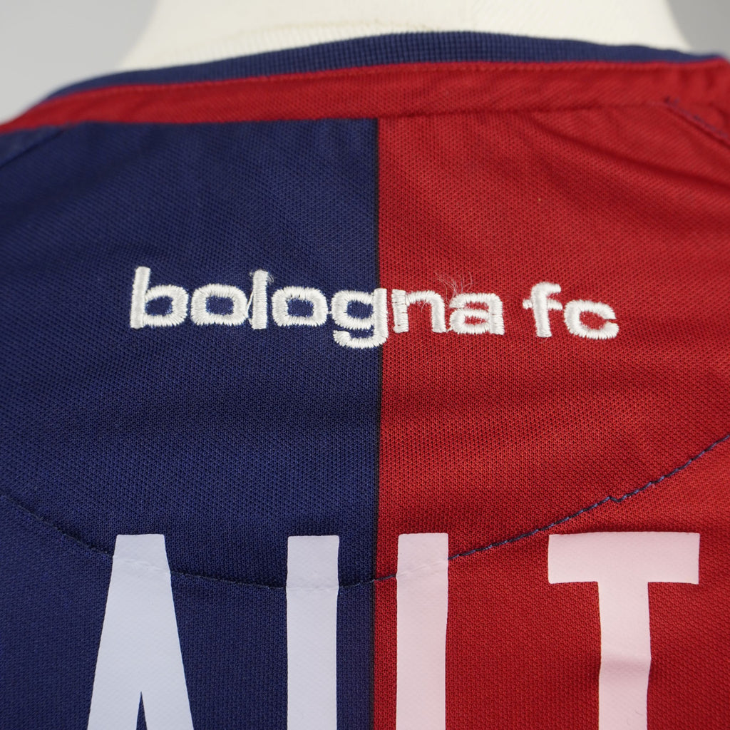 Dettaglio del ricamo bianco Bologna FC posizionato sulla parte posteriore del colletto della maglia