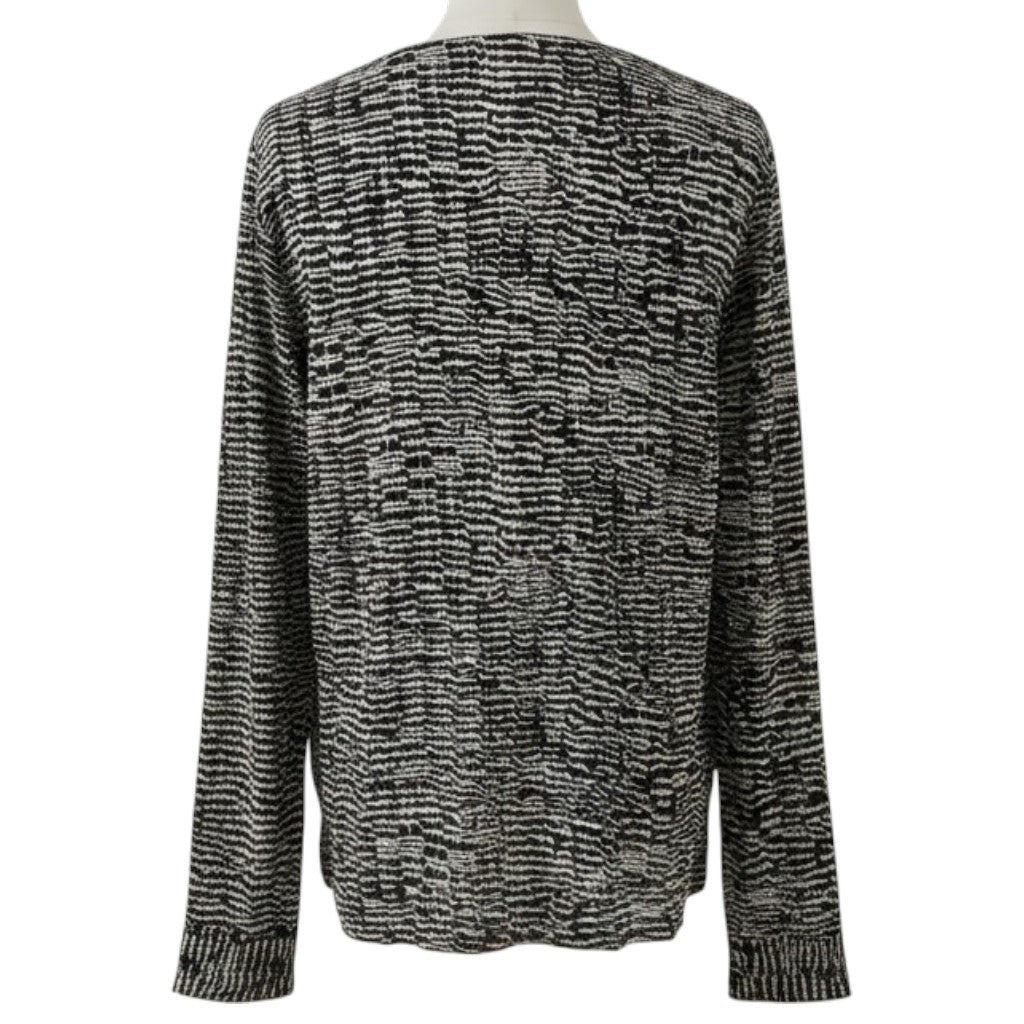 Vista posteriore della blusa elegante BOSS che mostra la continuità della stampa astratta e il taglio fluido del tessuto.