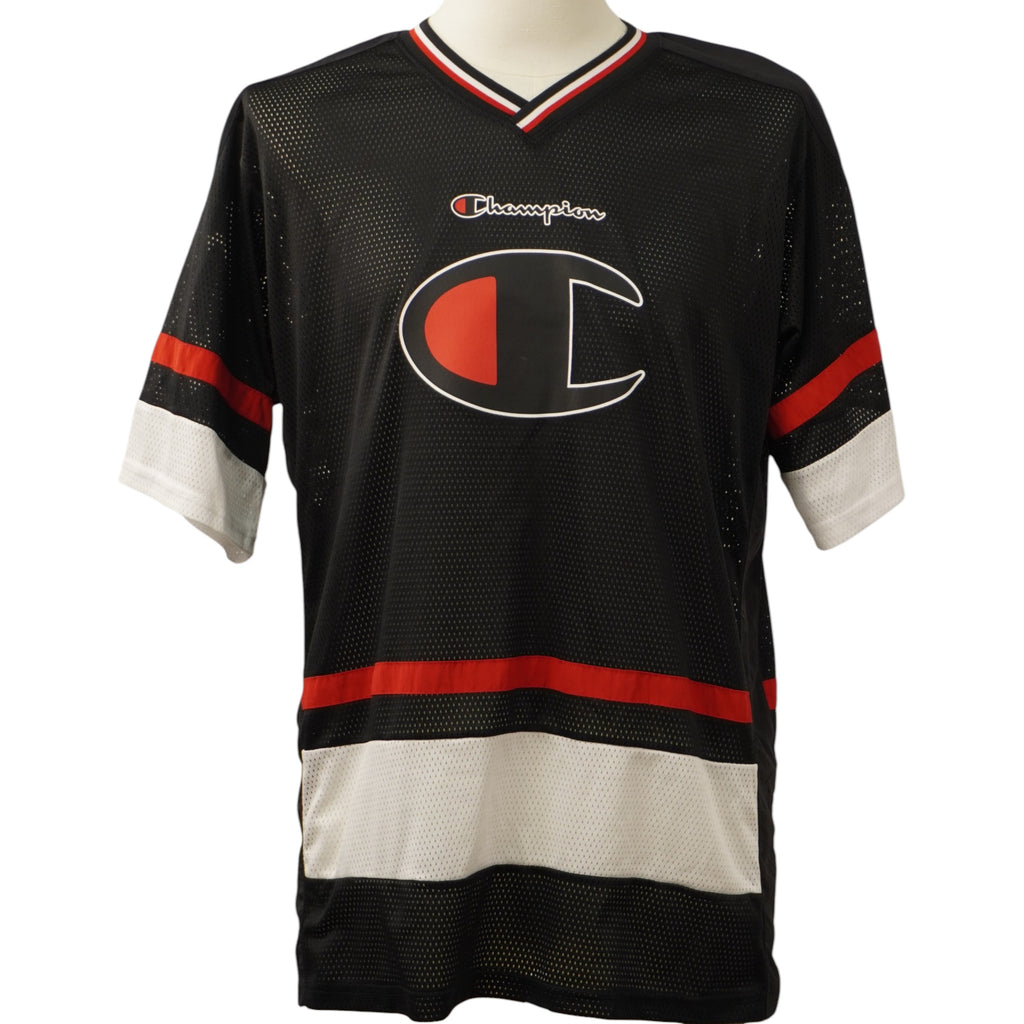 Vista frontale completa della maglia Champion stile Hockey in mesh nero con maxi logo sul petto esposta su manichino.