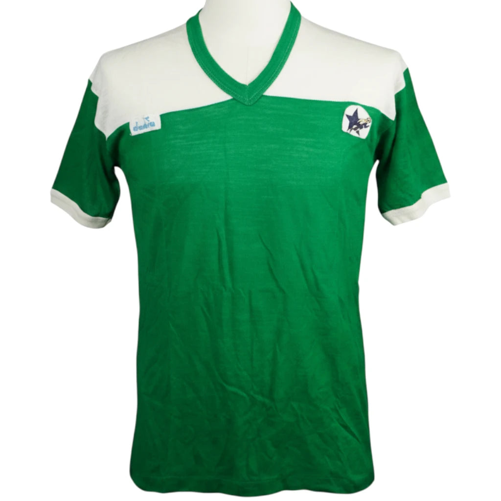  Maglia vintage Diadora da calcio verde e bianca con scollo a V vista frontale intera su manichino