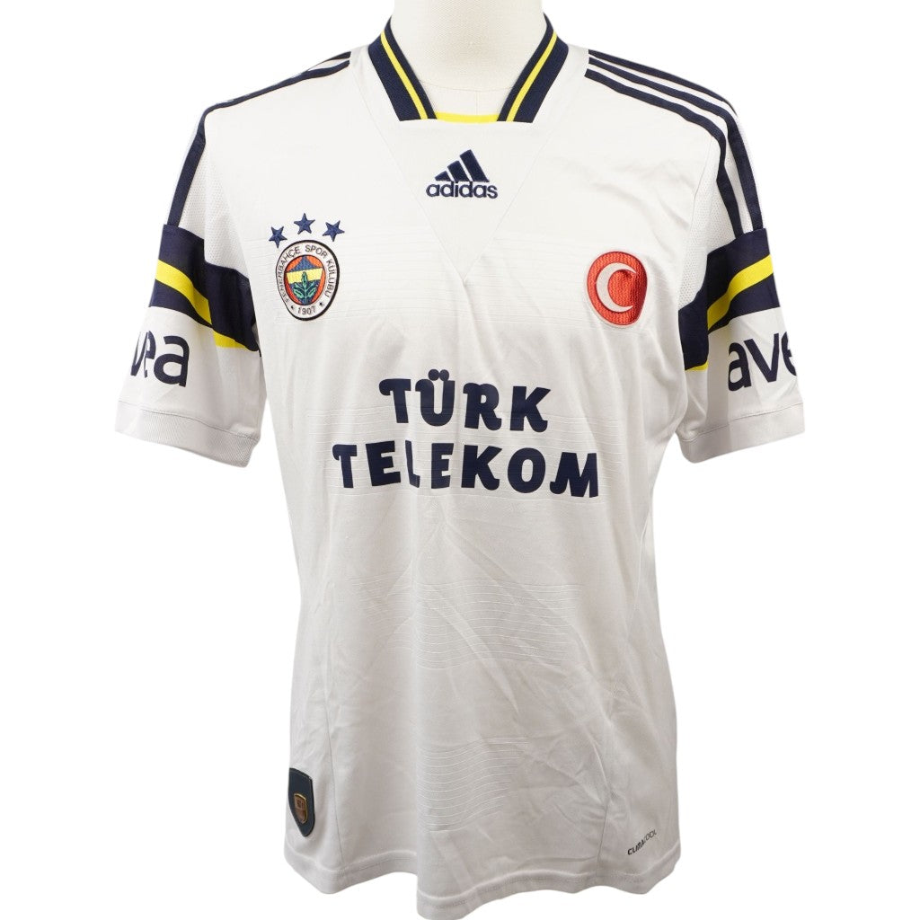 Fronte della maglia bianca da trasferta del Fenerbahçe 2013/14 con sponsor Turk Telekom e loghi ufficiali.