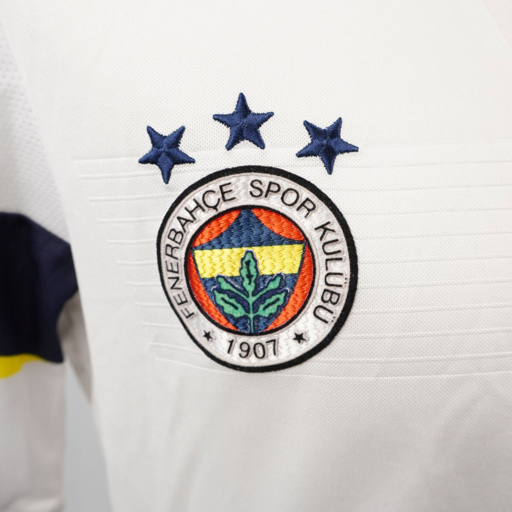  Primo piano dello stemma circolare del Fenerbahçe SK ricamato sul petto con le tre stelle dorate superiori.