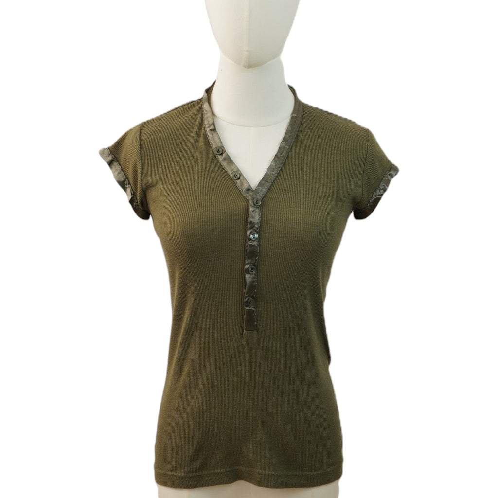 Vista frontale della maglia serafino Diesel verde militare su manichino dal taglio slim fit.