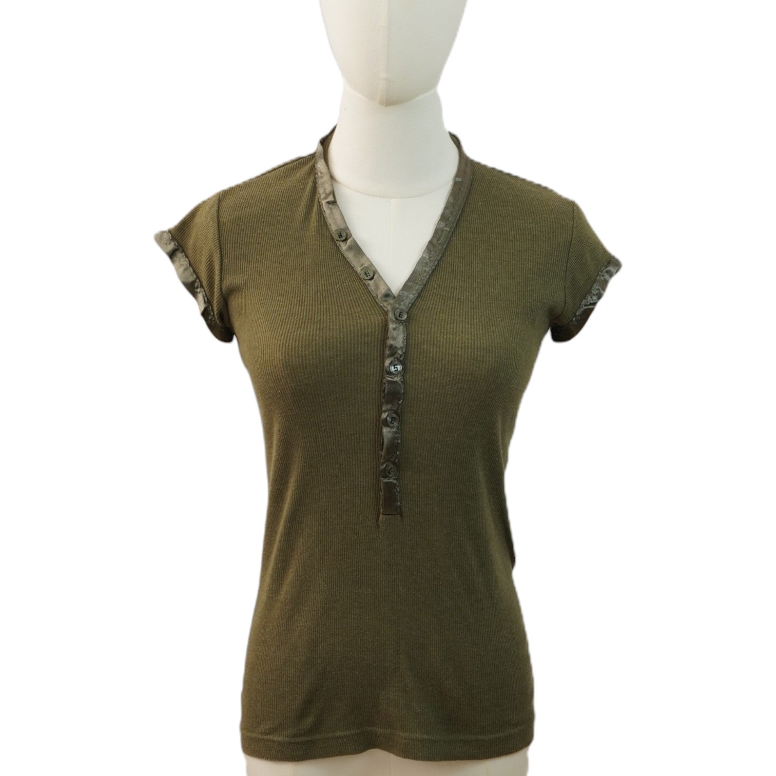 Vista frontale della maglia serafino Diesel verde militare su manichino dal taglio slim fit.