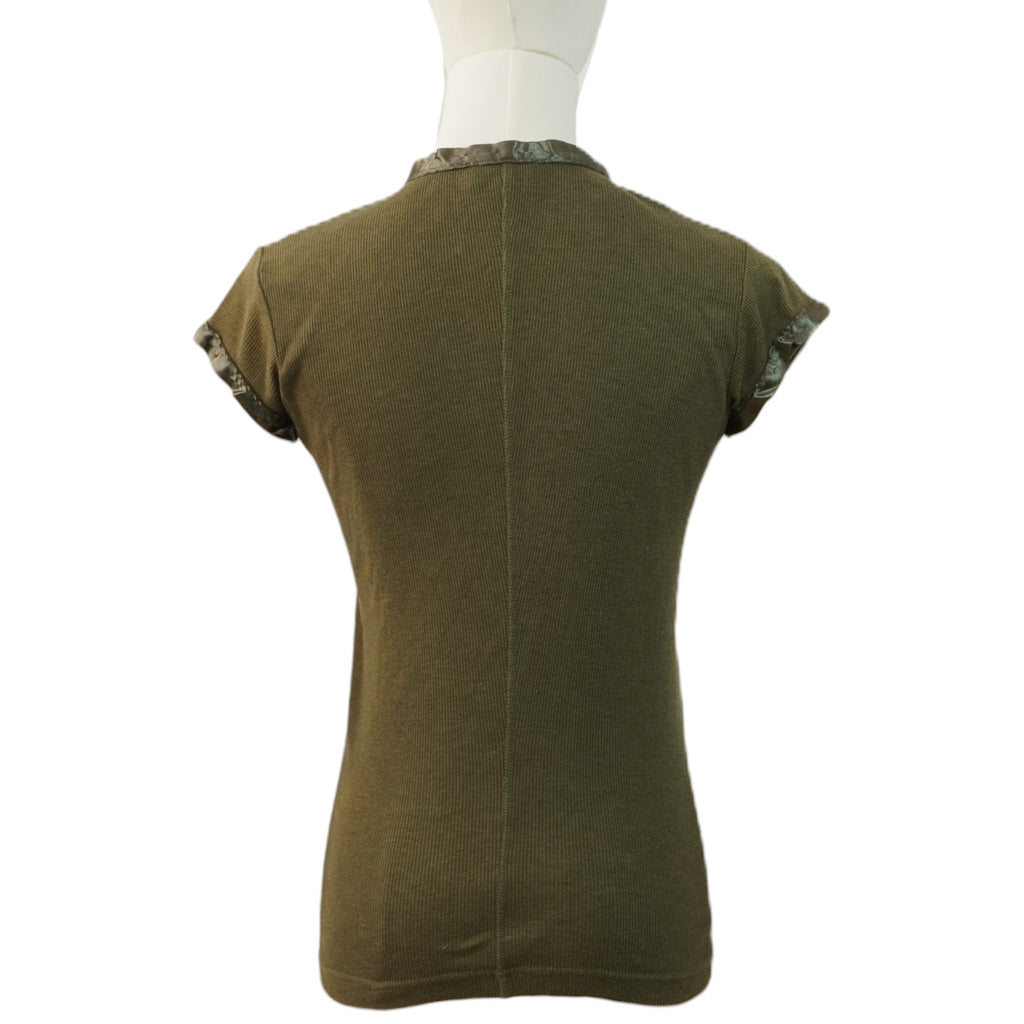 Vista posteriore della t-shirt aderente Diesel a costine in colore khaki scuro.