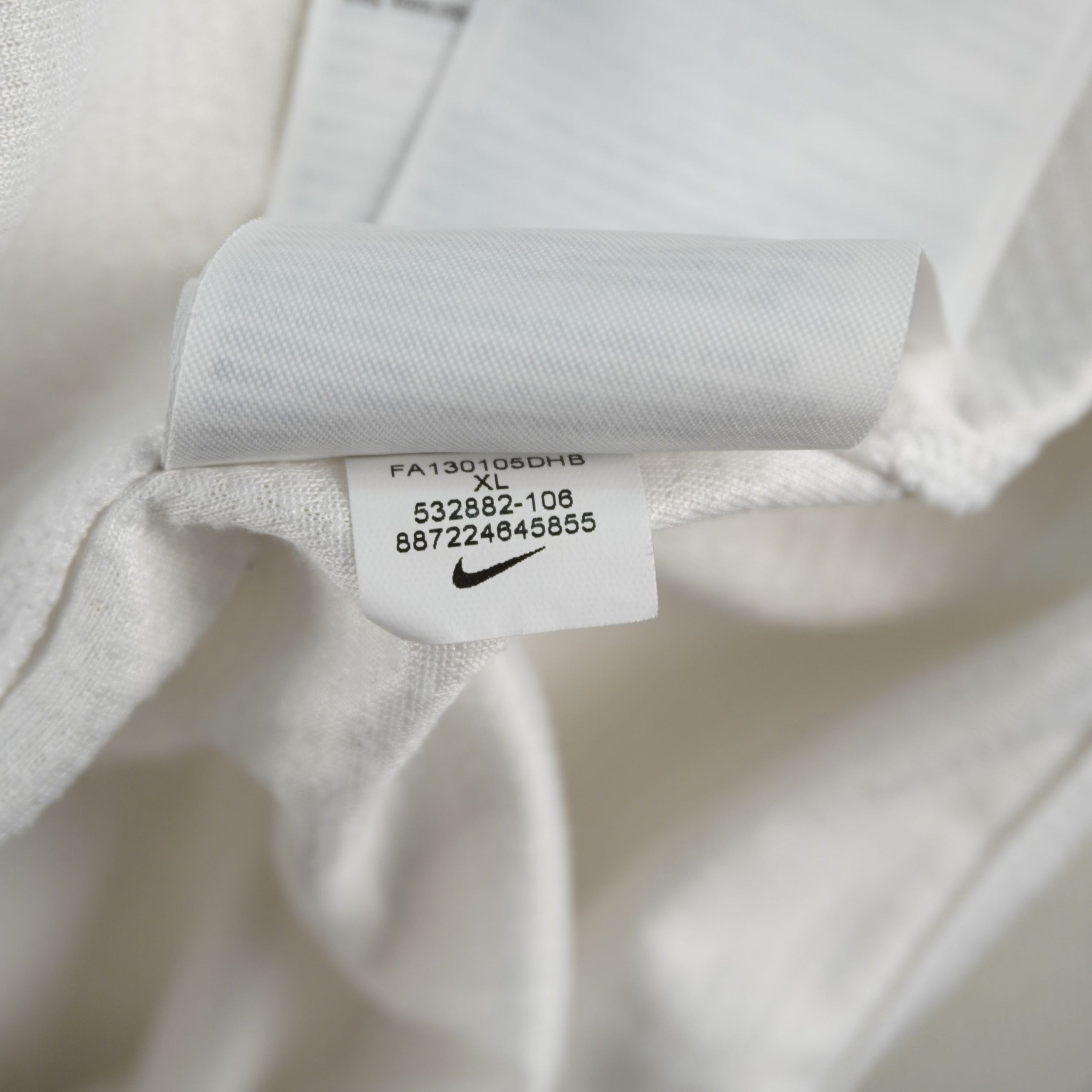 Primo piano della piccola etichetta interna Nike con il codice identificativo ufficiale del prodotto.