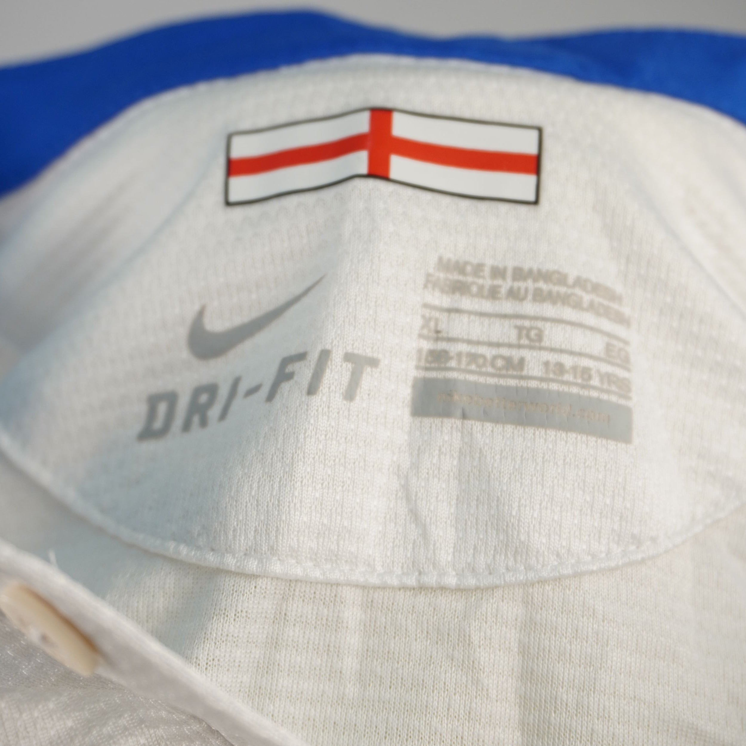  Primo piano della grafica interna al colletto con la Croce di Milano rossa e logo Nike Dri-FIT.