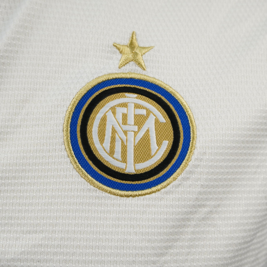 Primo piano dello stemma ufficiale dell'Inter ricamato con la stella dorata sul petto.