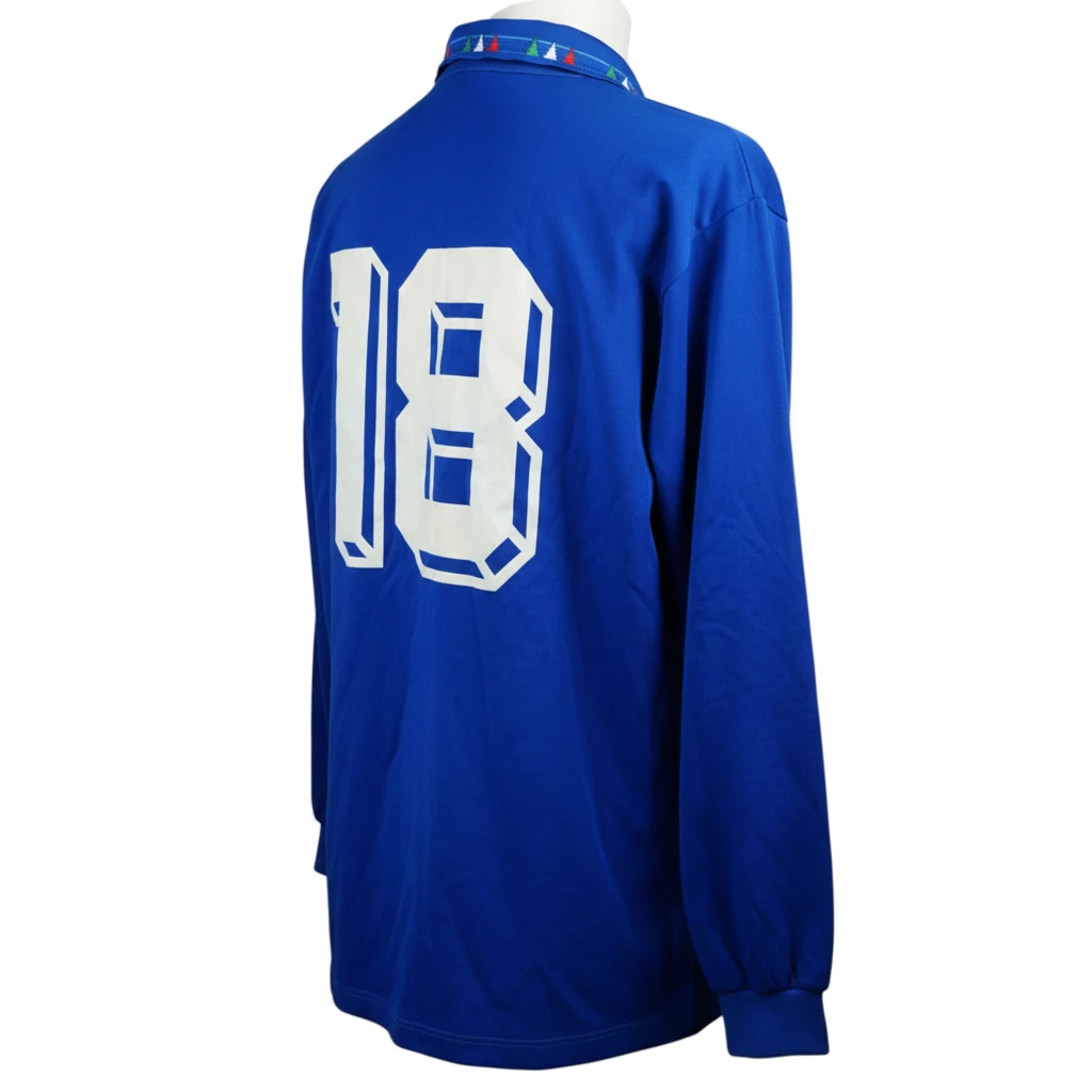 Retro maglia vintage Italia azzurra anni 90 con grande numero 18 bianco tridimensionale