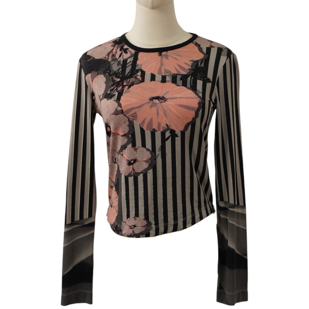 Maglia a maniche lunghe Just Cavalli vintage su manichino, vista frontale con stampa a righe e fiori color pesca.
