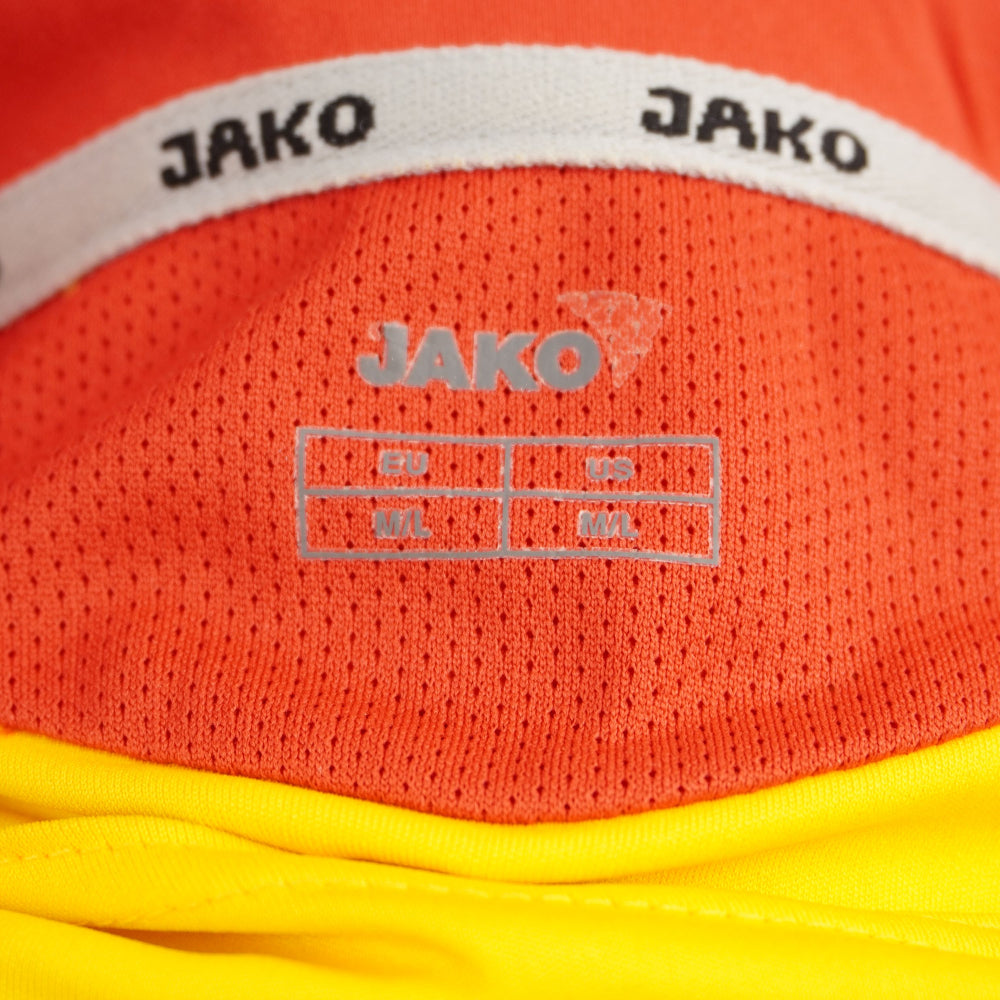Dettaglio del brand Jako e della taglia termosaldata all'interno del colletto della maglia tedesca.