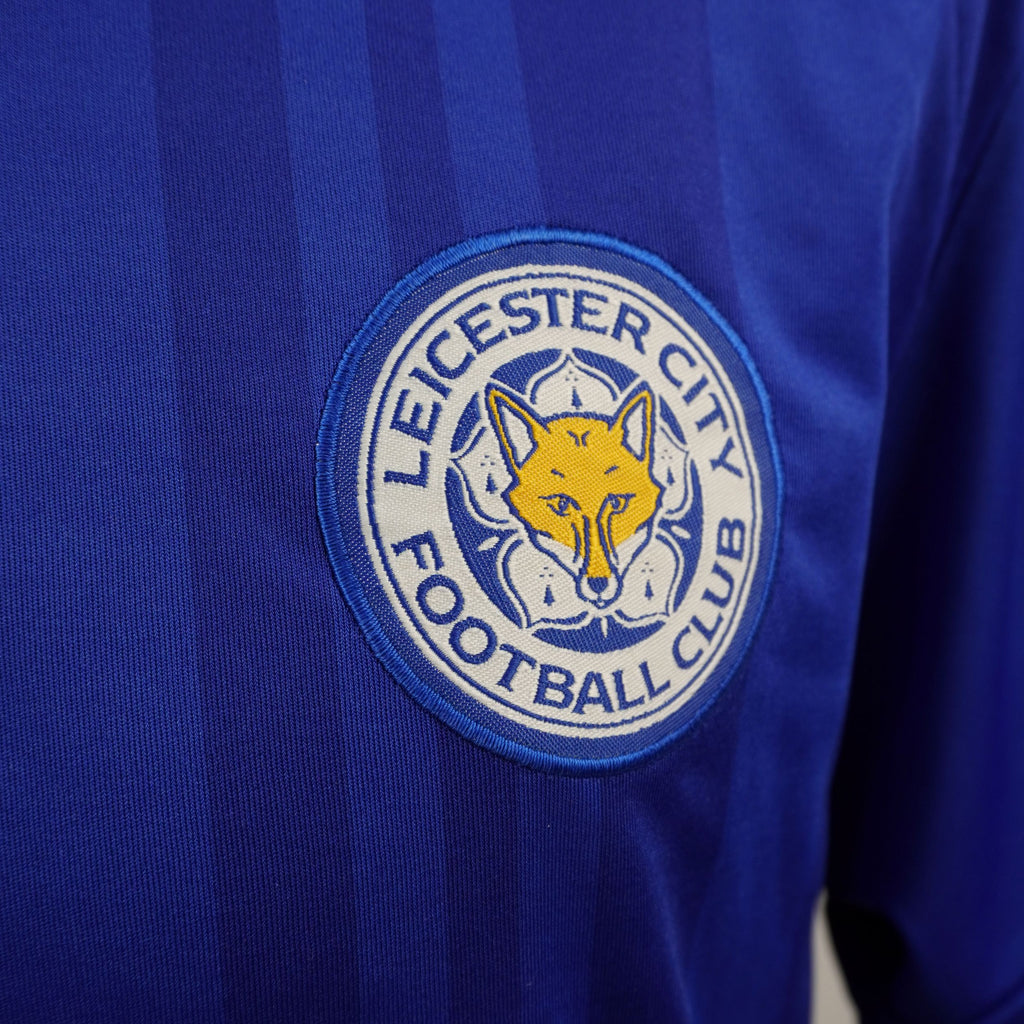 Primo piano dello stemma ufficiale ricamato del Leicester City Football Club sulla maglia.