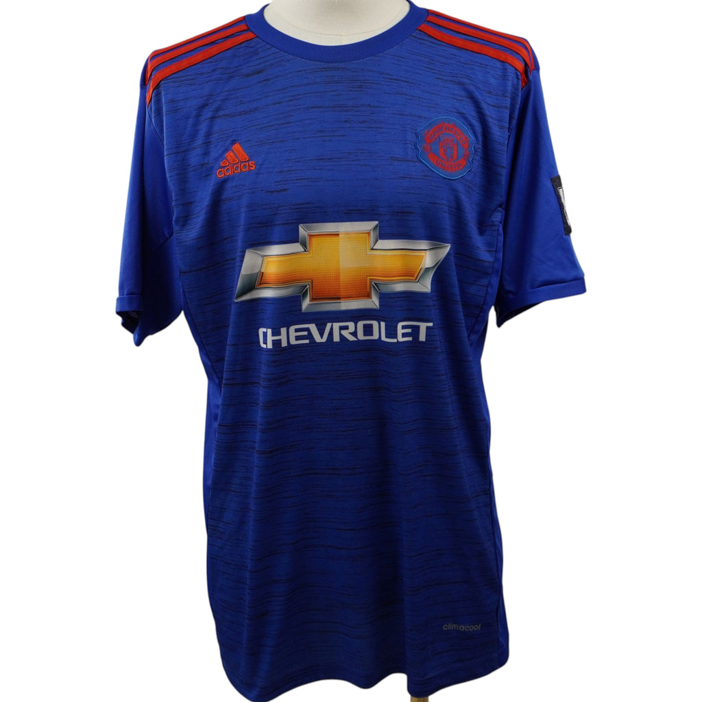 Maglia da trasferta del Manchester United stagione 2016-2017 blu melangiato con sponsor Chevrolet, vista frontale intera.