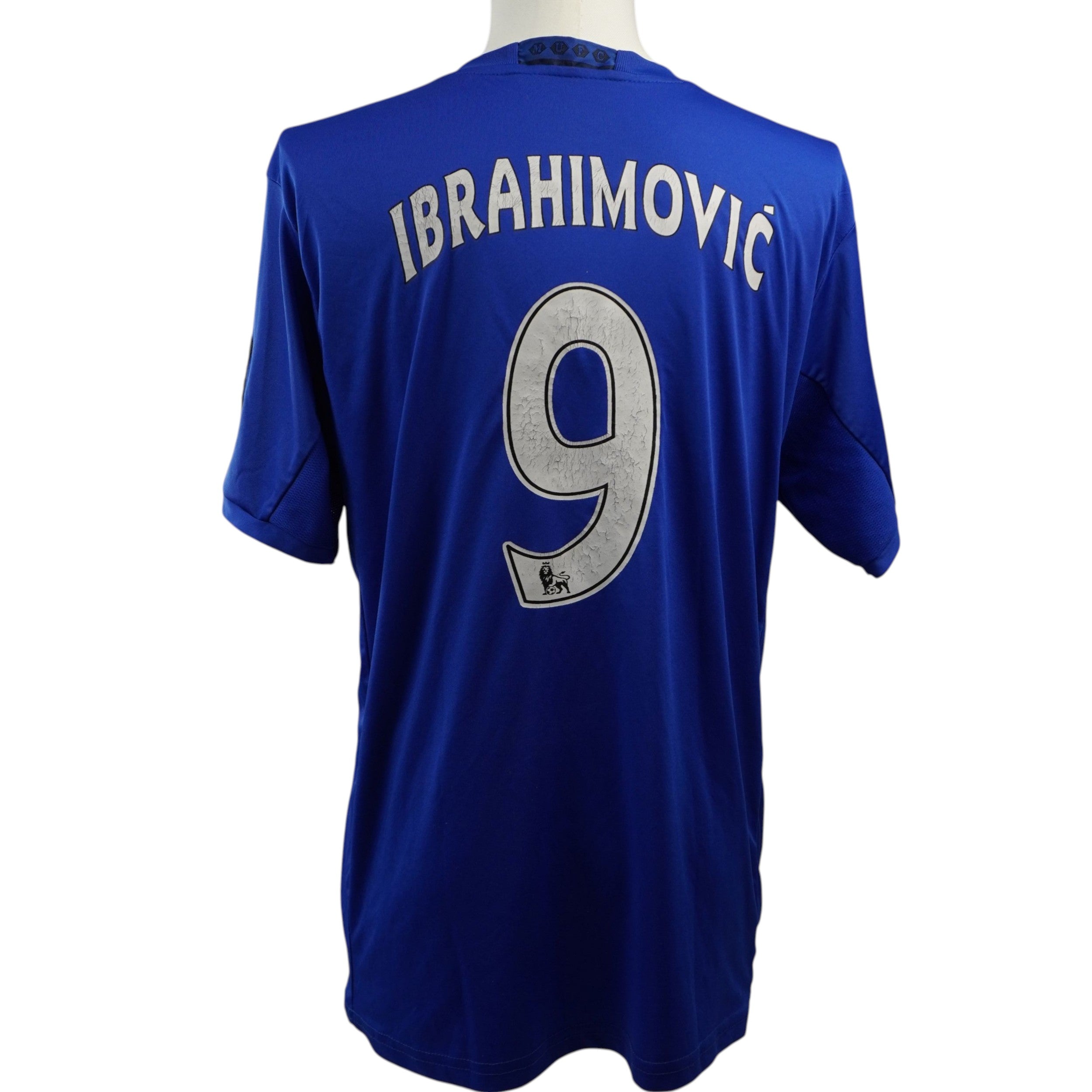 Vista posteriore intera della maglia del Manchester United con personalizzazione bianca Ibrahimovic numero 9.
