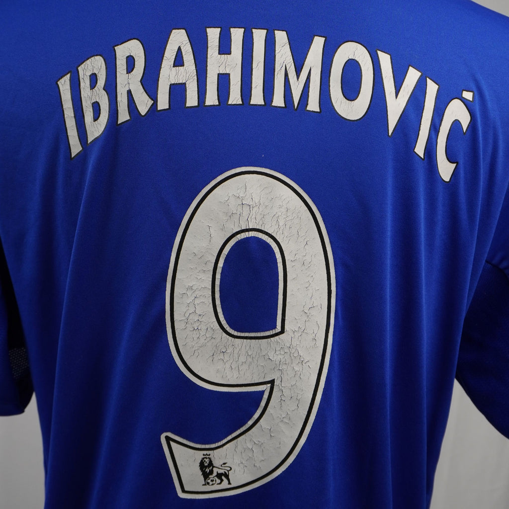 Primo piano del nome Ibrahimovic e del numero 9 sul retro, con leggero effetto cracking sulla stampa.