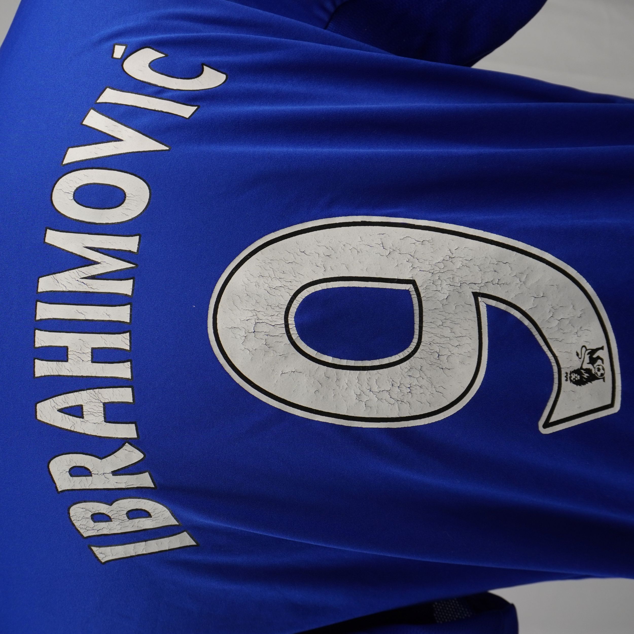 Primo piano del nome Ibrahimovic e del numero 9 sul retro, con leggero effetto cracking sulla stampa.