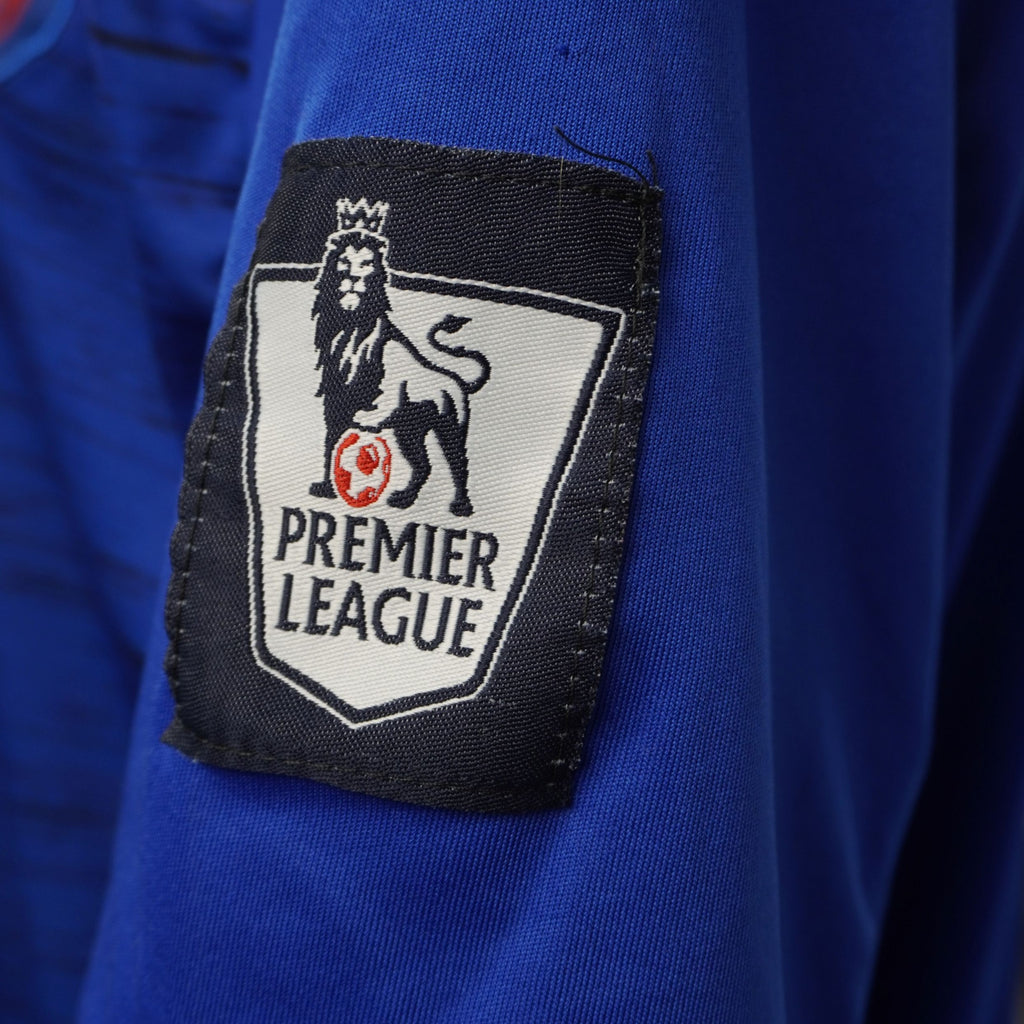 Primo piano della patch ufficiale della Premier League applicata sulla manica della maglia.