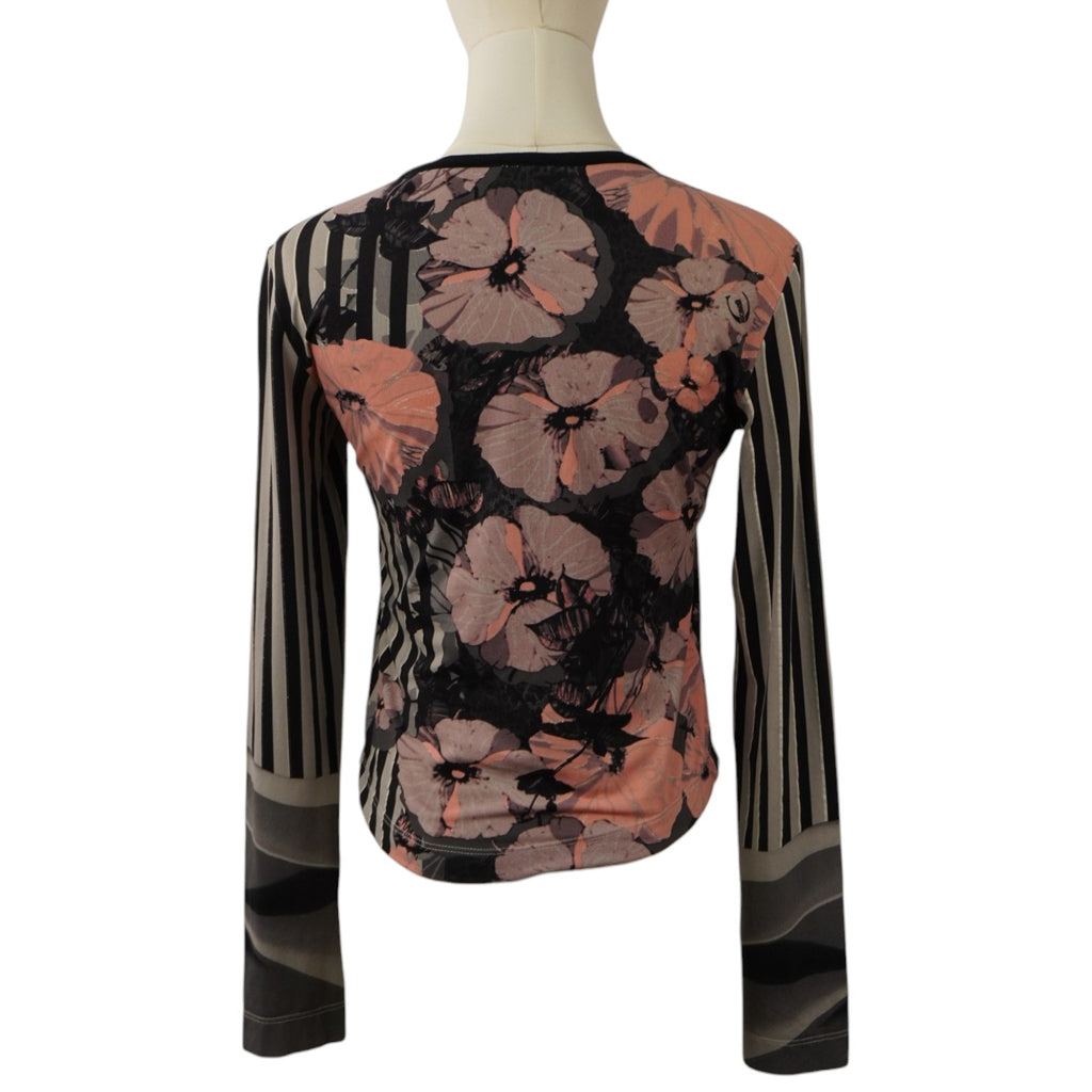 Vista posteriore della maglia stretch Just Cavalli che mostra la continuazione del motivo floreale e a righe.