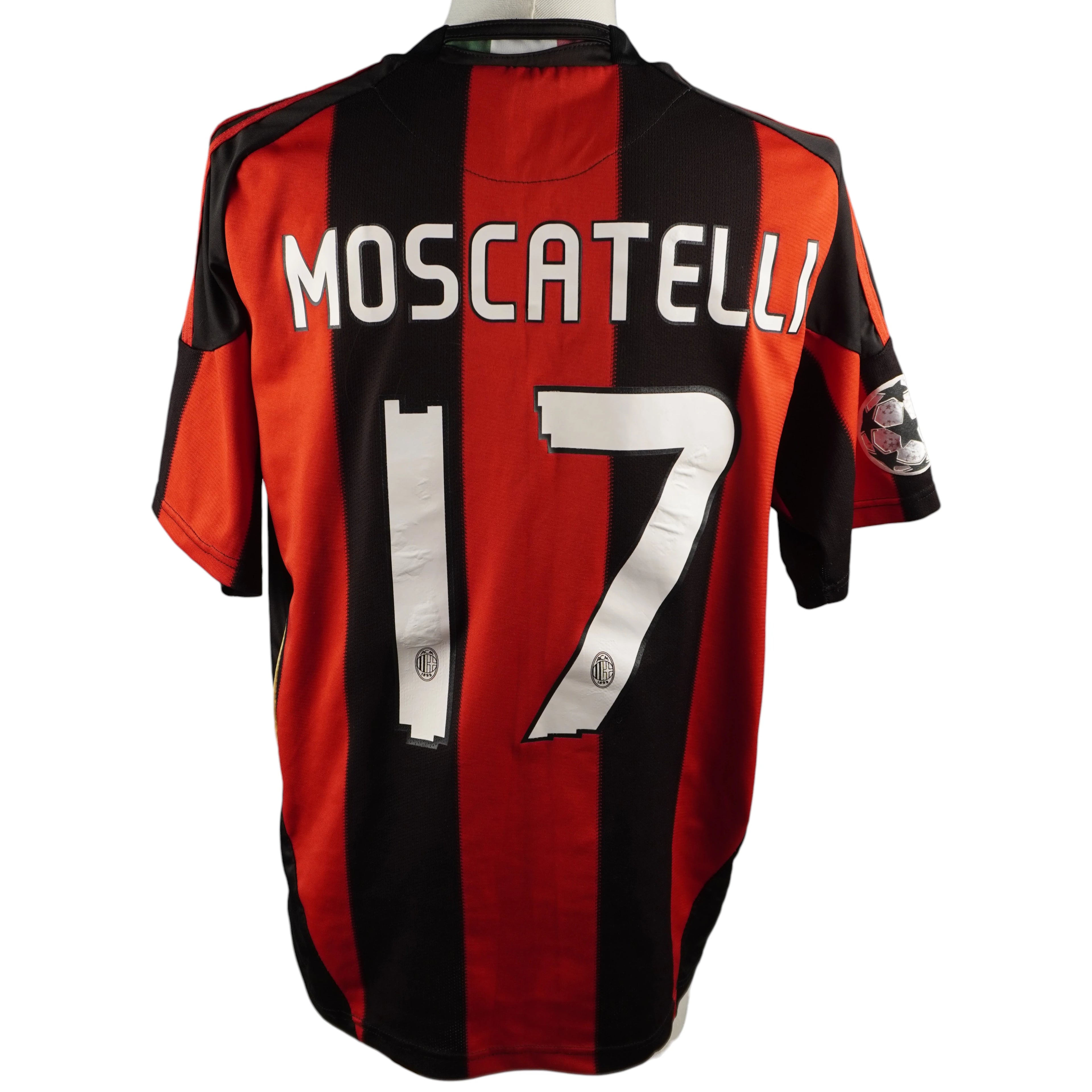 Vista posteriore completa della maglia rossonera dell'AC Milan con la stampa bianca personalizzata del nome MOSCATELLI e del numero 17.