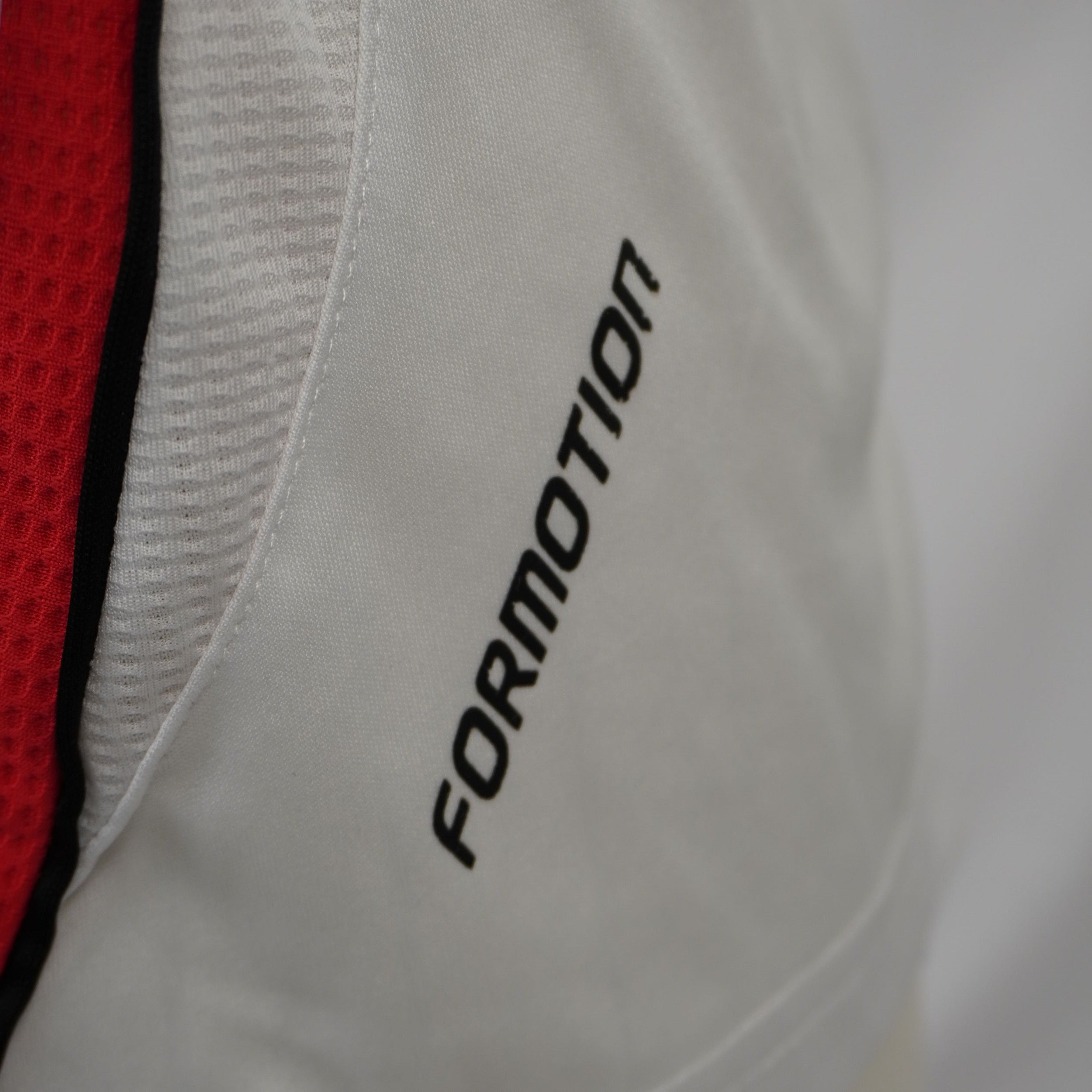Dettaglio della stampa argentata sul tessuto che certifica la tecnologia Adidas Formotion originale dell'epoca.