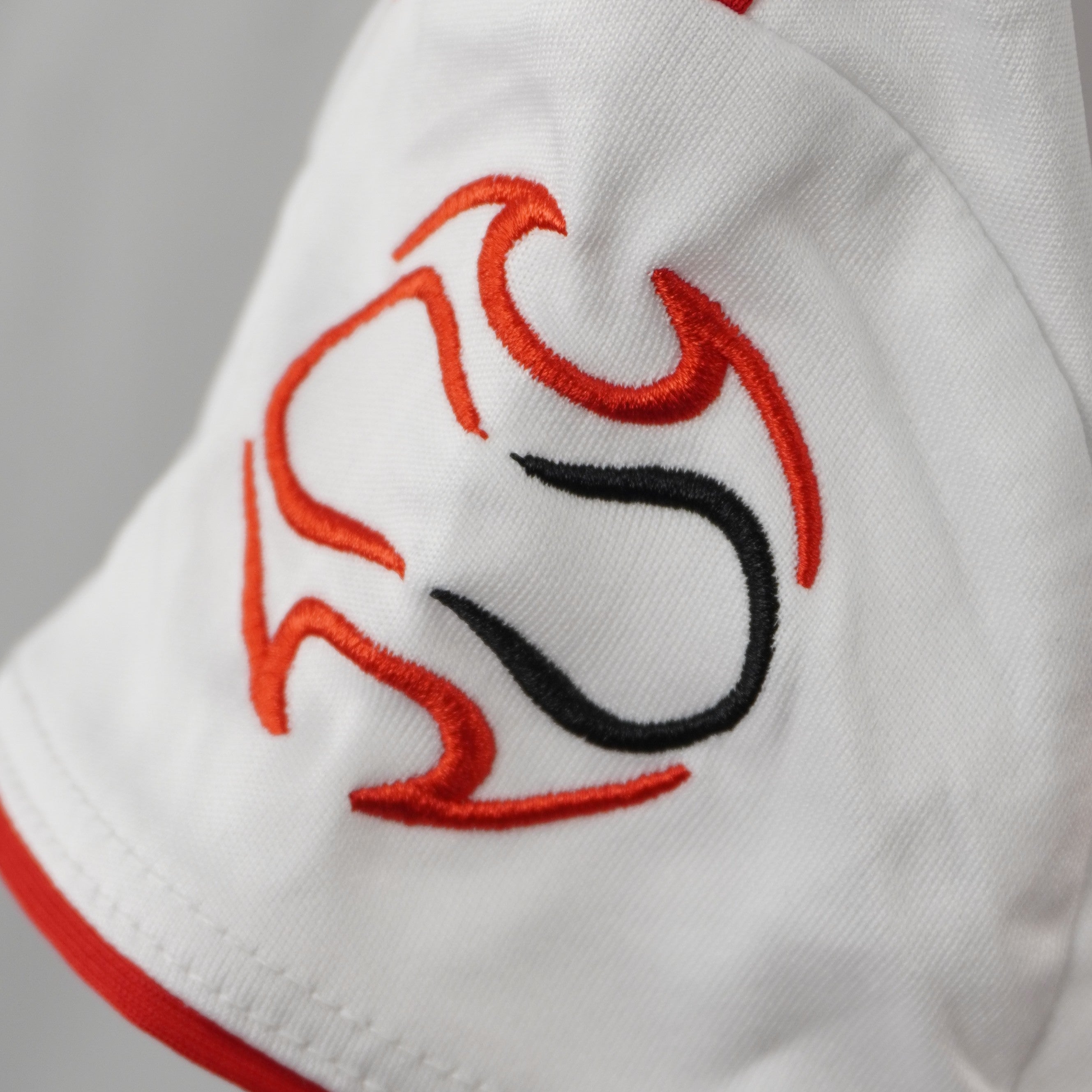 Logo sferico Adidas Teamgeist ricamato in rosso e nero sulla manica della maglia del Milan