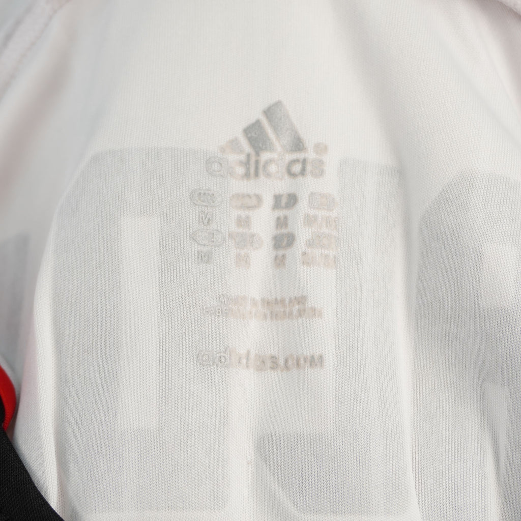 Taglia e specifiche tecniche termostampate all'interno del colletto della maglia Adidas Formotion.