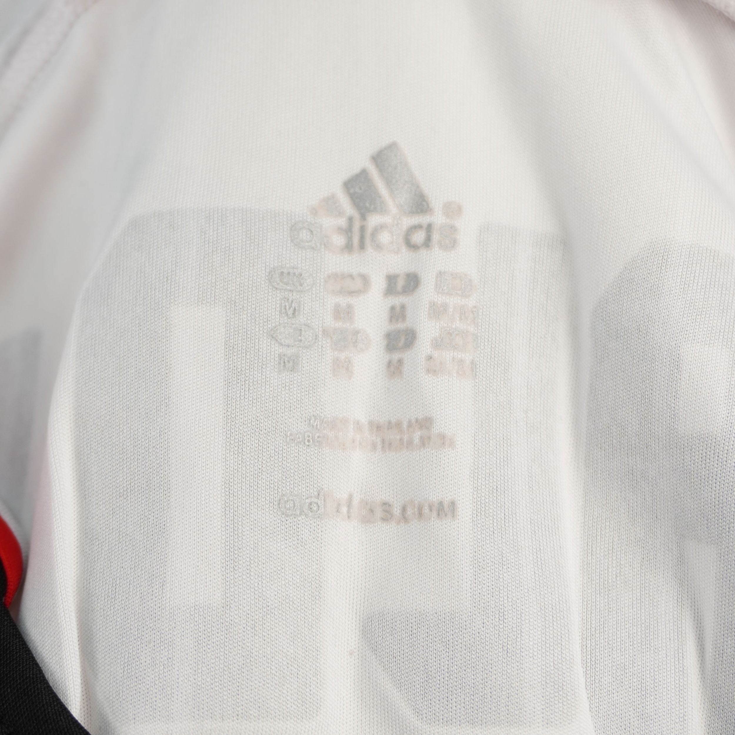 Taglia e specifiche tecniche termostampate all'interno del colletto della maglia Adidas Formotion.