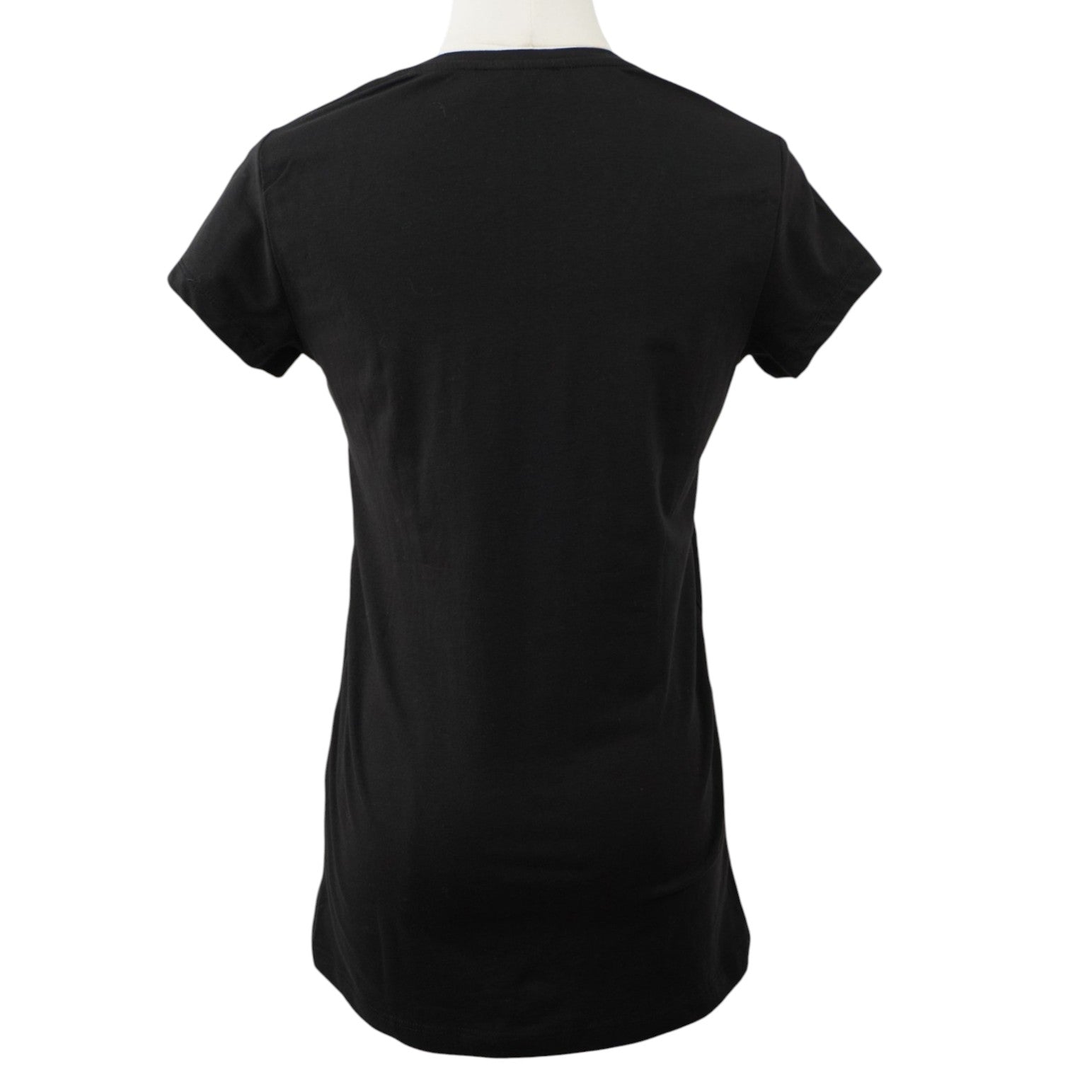  Inquadratura posteriore intera della t-shirt nera Moschino su manichino che mostra il taglio slim fit aderente.