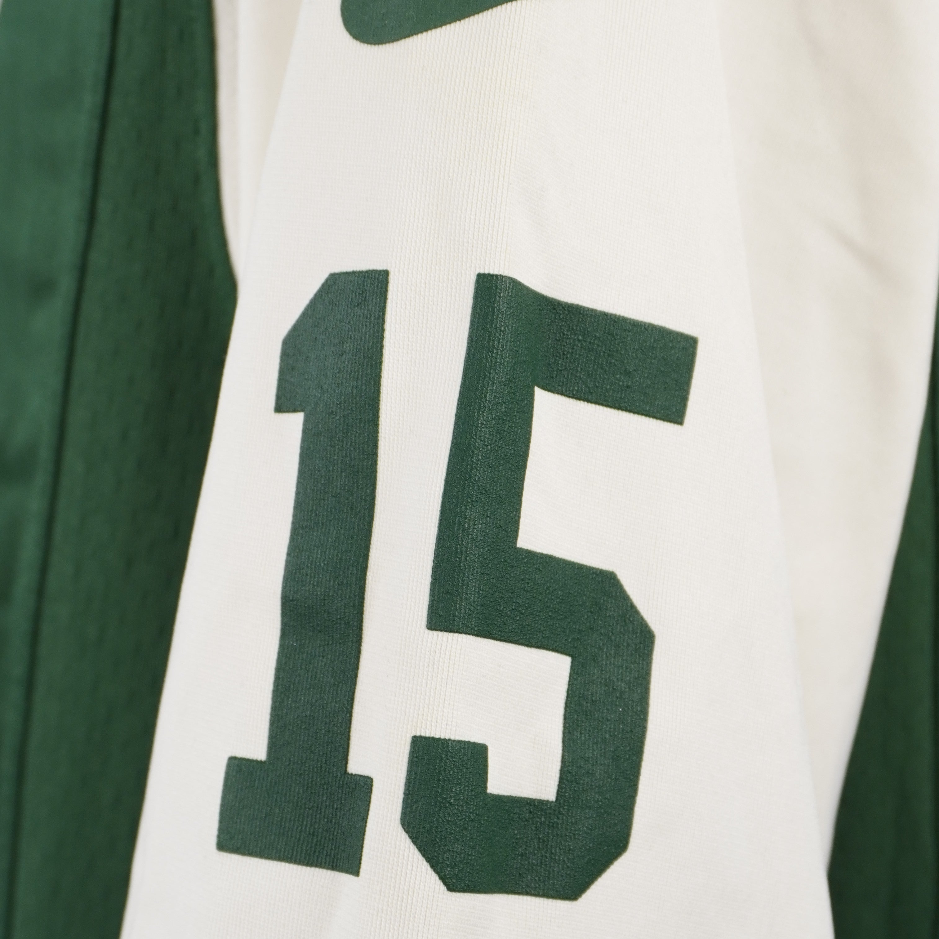  Primo piano del numero 15 verde termosaldato sulla manica bianca della maglia NFL dei New York Jets prodotta da Nike.