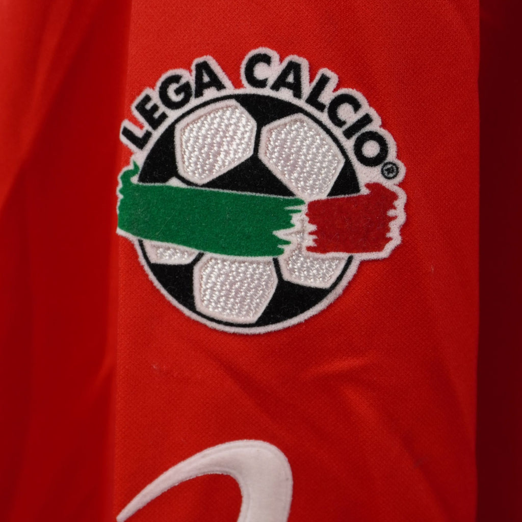 Dettaglio della toppa ufficiale della Lega Calcio applicata sulla manica destra della maglia.