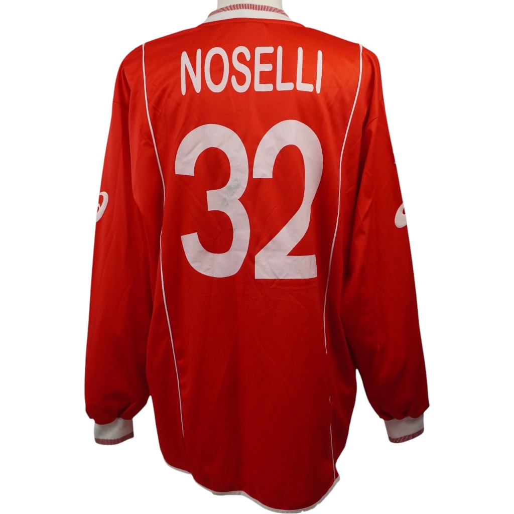 Retro della divisa rossa della Triestina con personalizzazione bianca Noselli e numero 32.