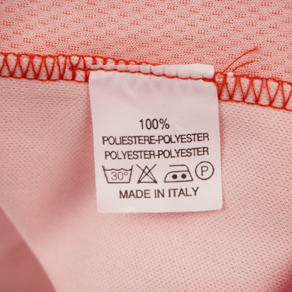 Etichetta interna in tessuto con la composizione 100% poliestere e l'indicazione Made in Italy.