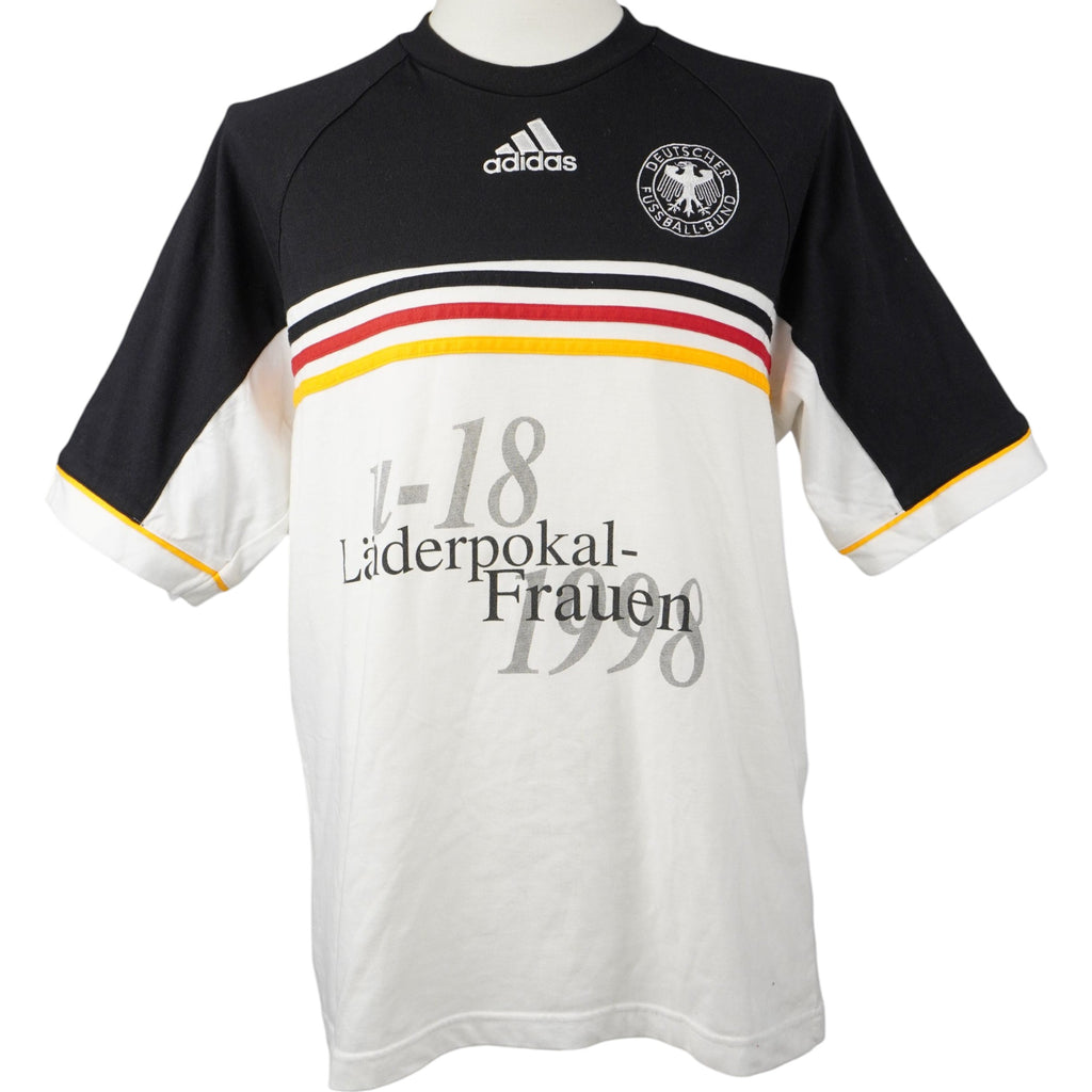 Maglia vintage da allenamento Adidas della nazionale della Germania del 1998, vista frontale su manichino con stampa Landerpokal-Frauen 1998.