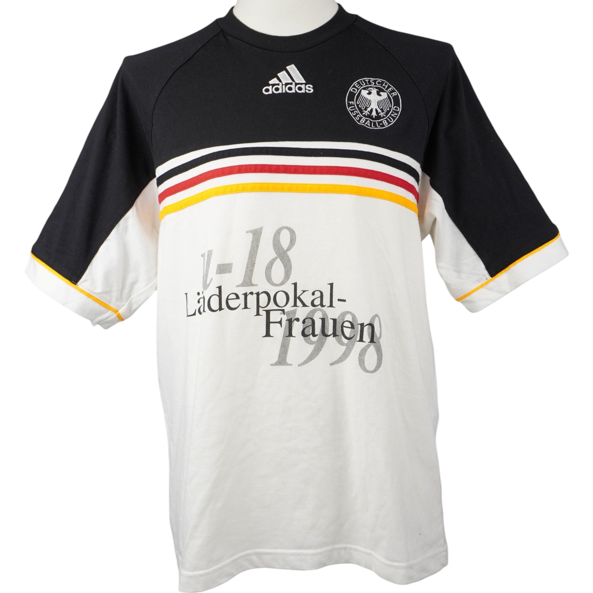 Maglia vintage da allenamento Adidas della nazionale della Germania del 1998, vista frontale su manichino con stampa Landerpokal-Frauen 1998.