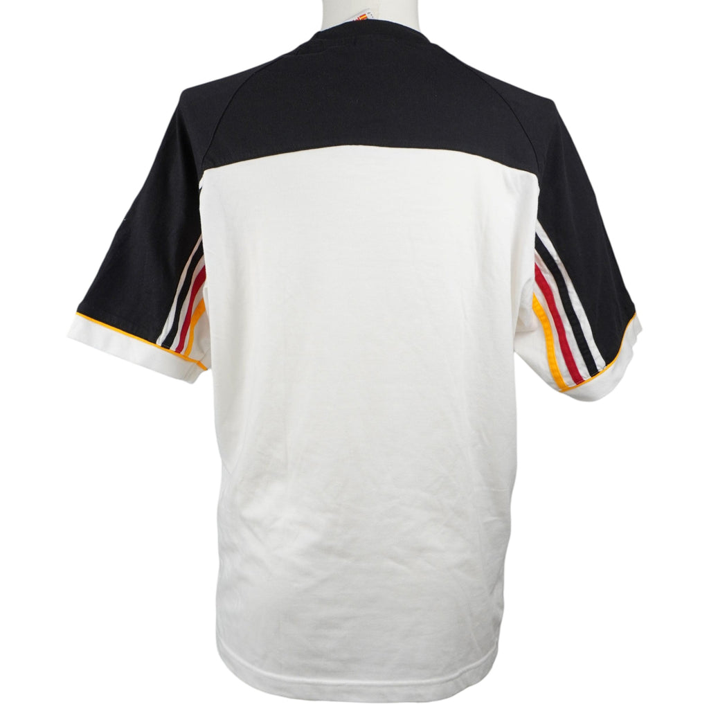 Retro della maglia da calcio vintage Germania Adidas del 1998 in cotone bianco e nero con strisce tricolore tedesche sulle maniche.