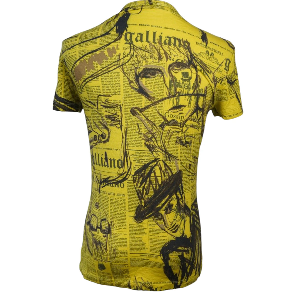 Vista posteriore completa su manichino della t-shirt aderente John Galliano newsprint gialla e nera.