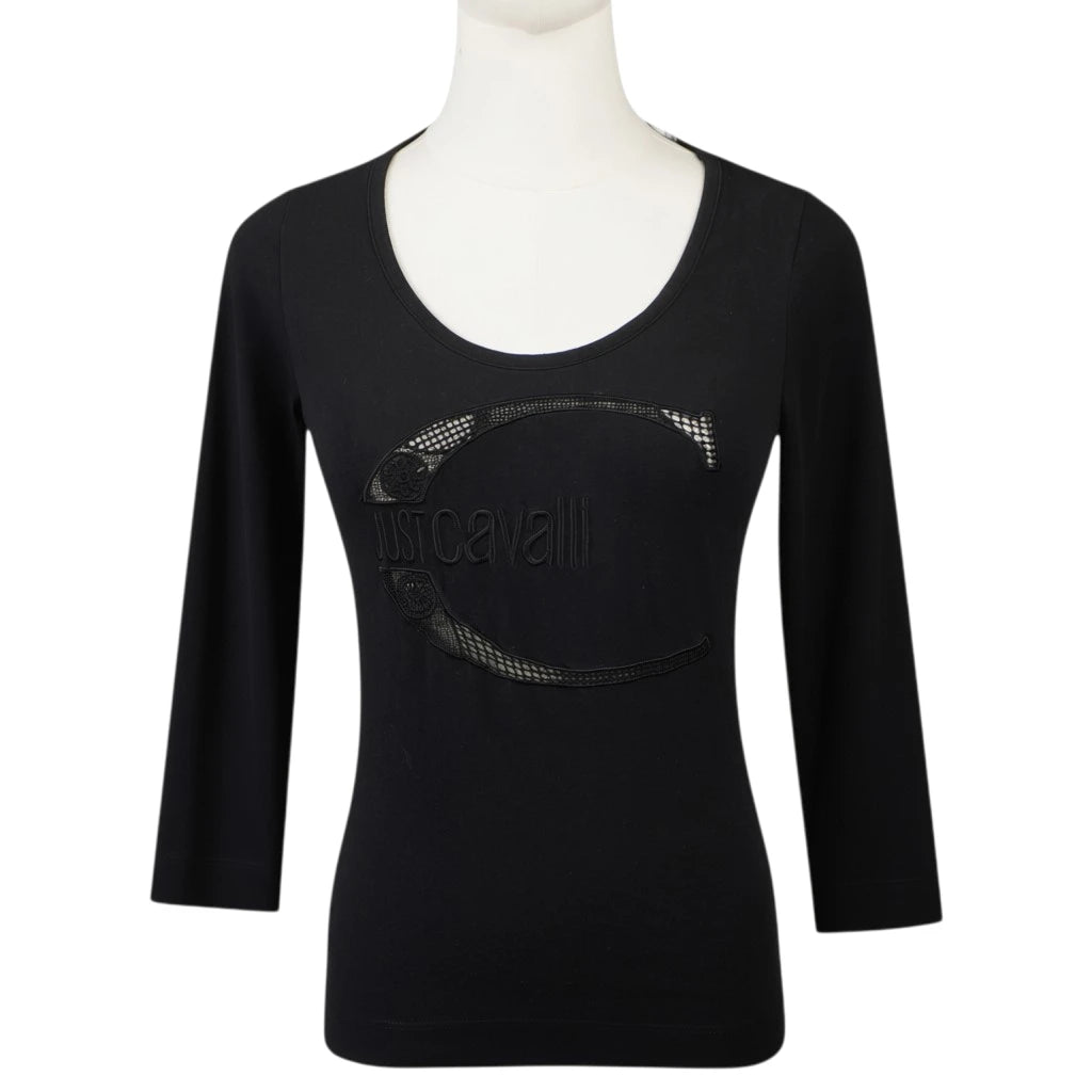 Maglia nera a maniche a tre quarti vintage Just Cavalli con maxi logo frontale su manichino bianco.