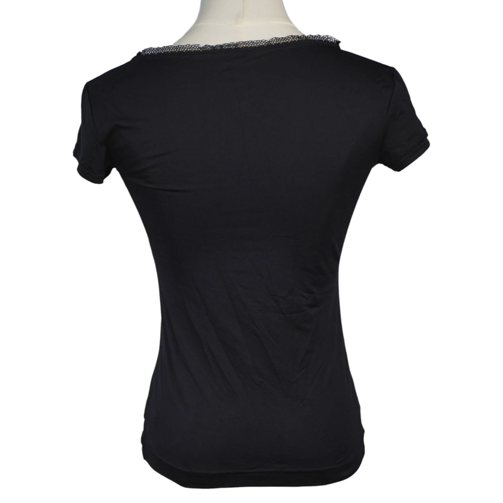 Vista posteriore della t-shirt nera aderente Dolce & Gabbana con scollo sul retro profilato dalla medesima bordatura in pizzo nero ricamato.