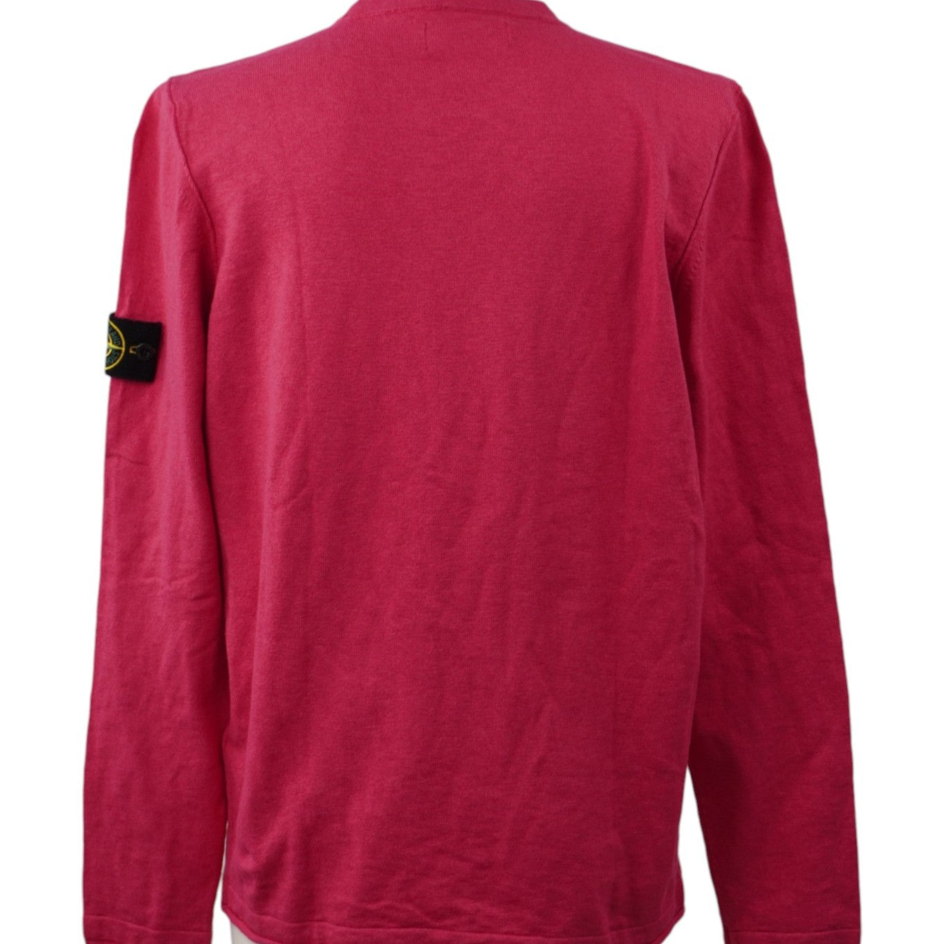 Inquadratura posteriore intera del maglione Stone Island su manichino che mostra la vestibilità regular e il taglio pulito della schiena.
