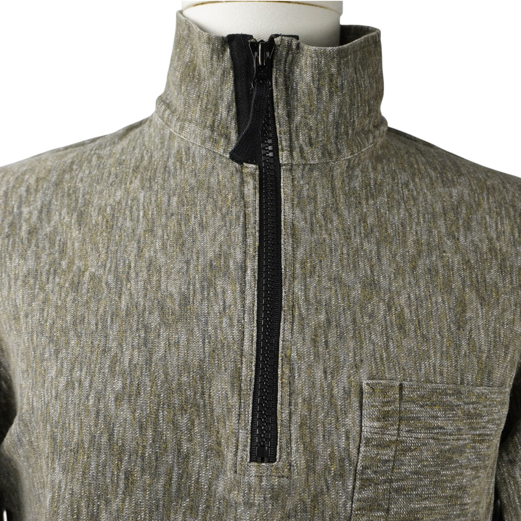 Primo piano del colletto alto con cerniera lampo nera del maglione Stone Island mélange.
