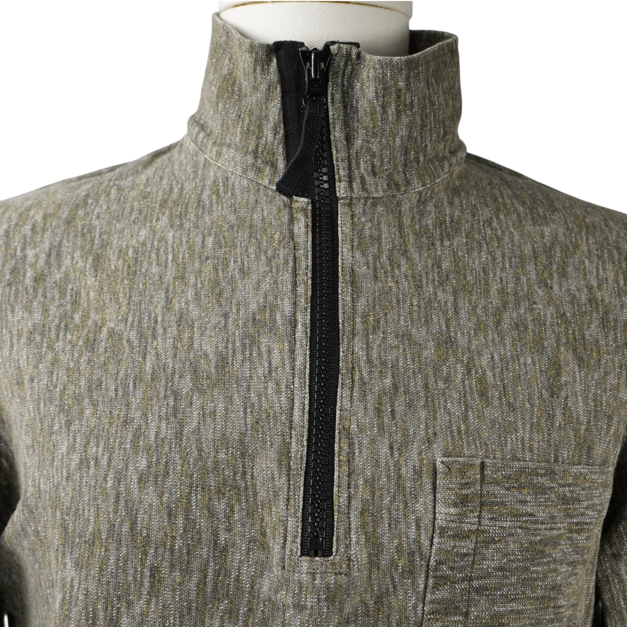 Primo piano del colletto alto con cerniera lampo nera del maglione Stone Island mélange.