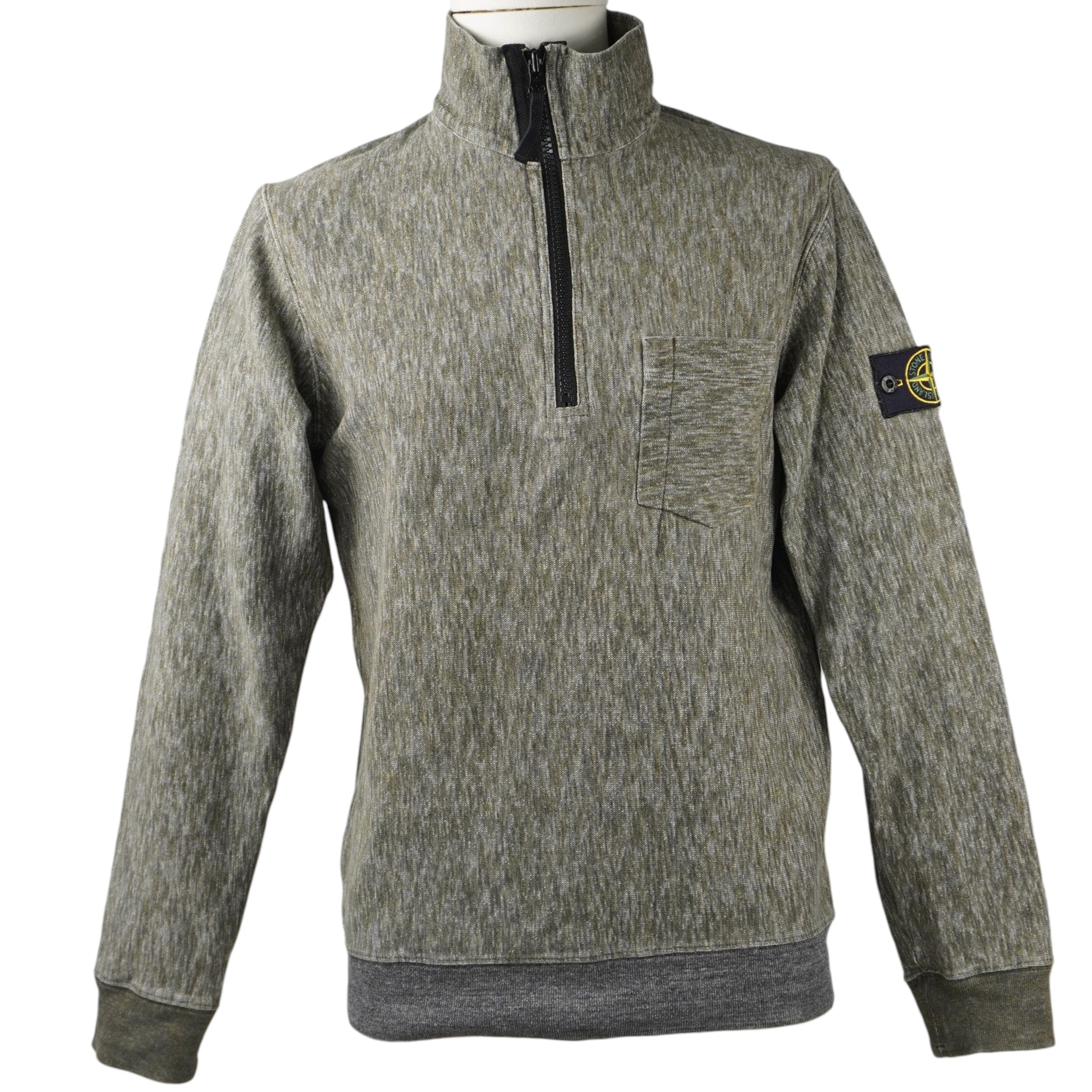 Vista frontale del maglione da uomo Stone Island a mezza zip in maglia mélange verde oliva.