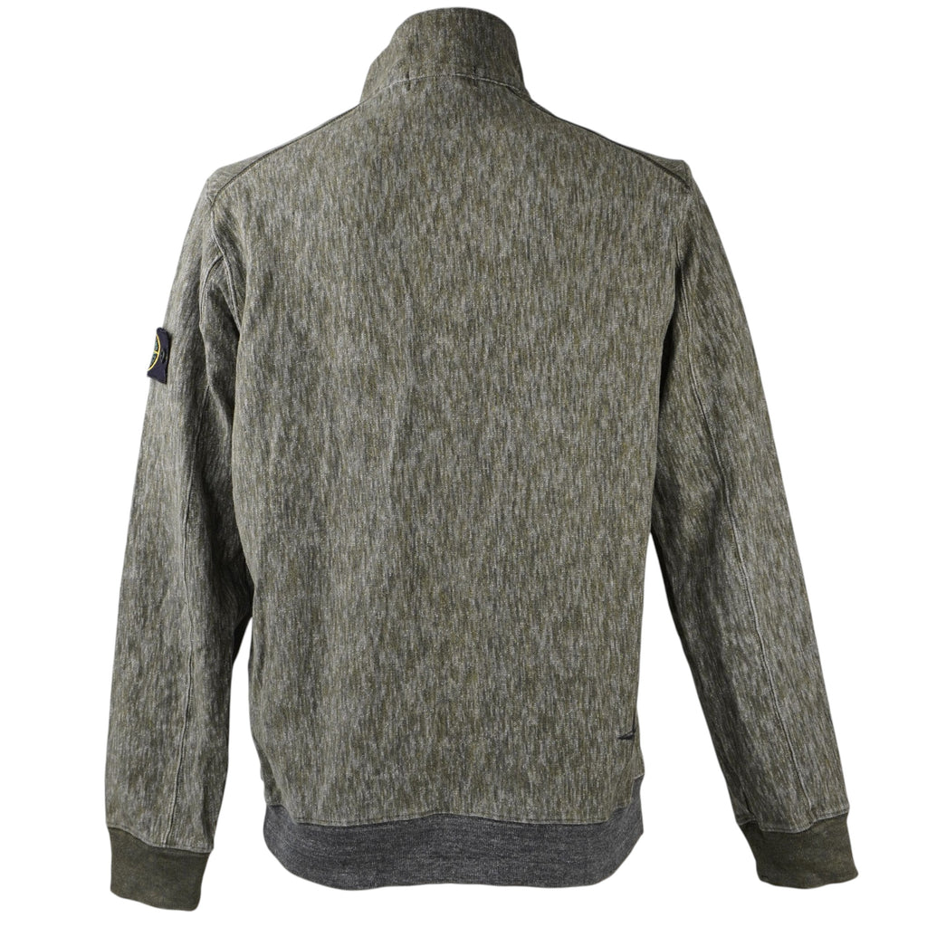 Vista posteriore del maglione a collo alto Stone Island verde oliva e grigio mélange.