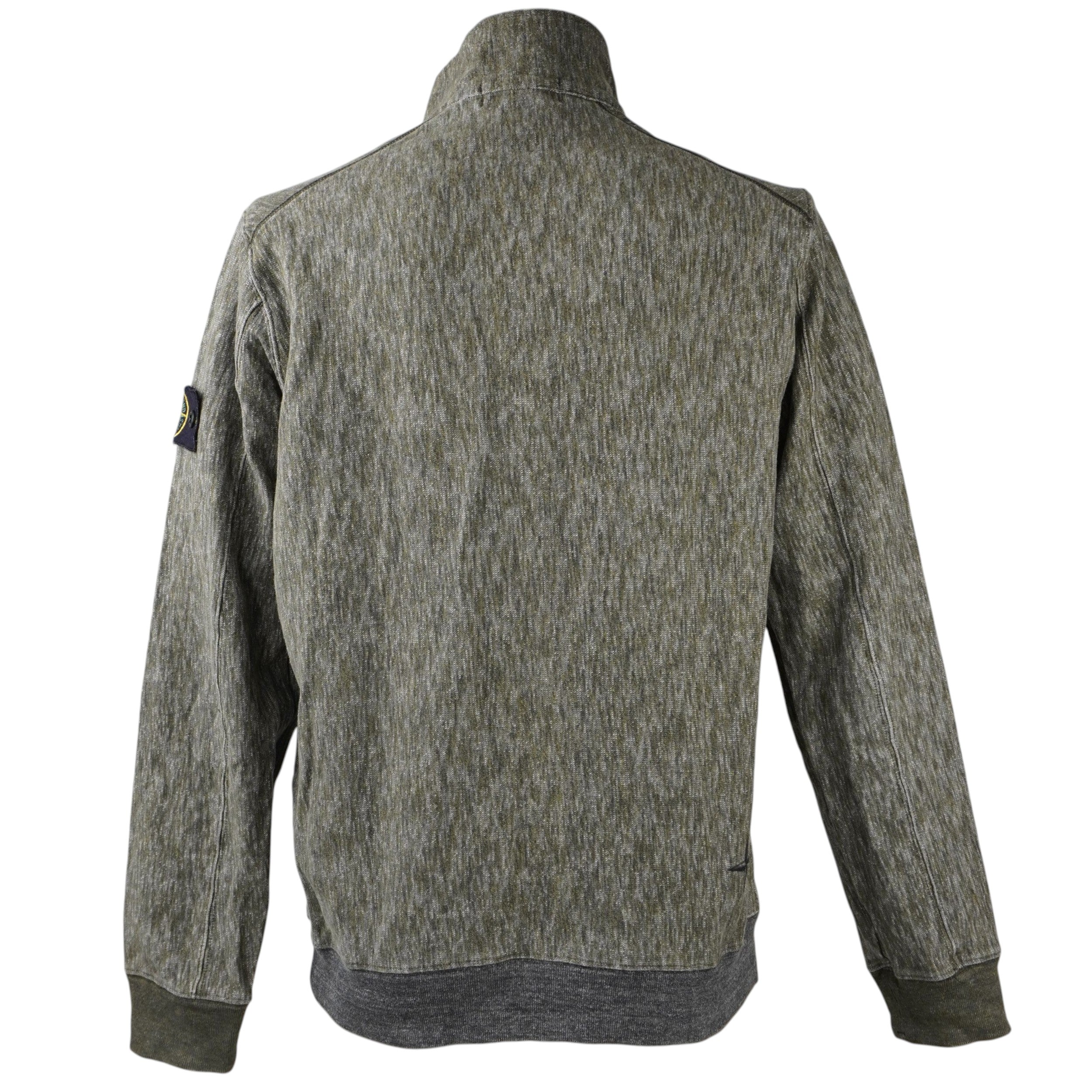 Vista posteriore del maglione a collo alto Stone Island verde oliva e grigio mélange.