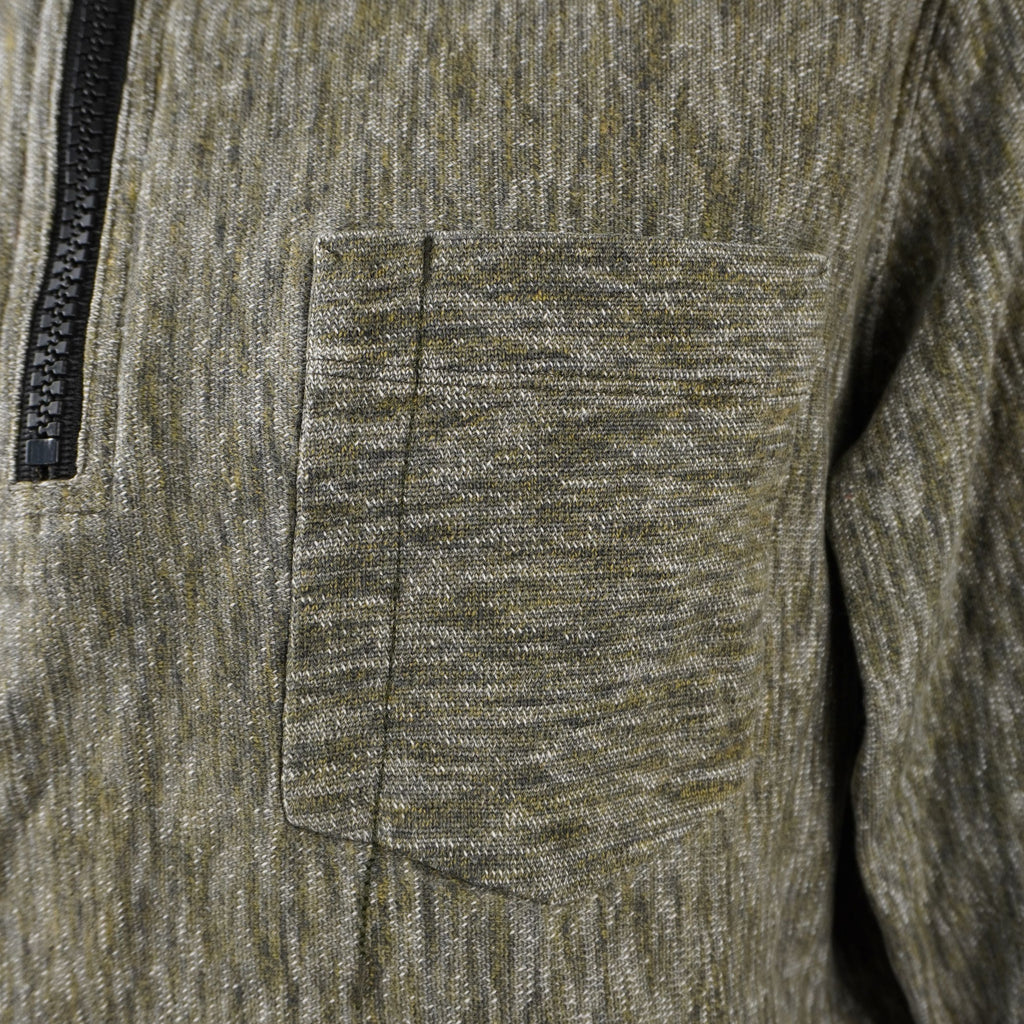  Macro del taschino applicato a filo sul petto del maglione uomo Stone Island verde oliva mélange.
