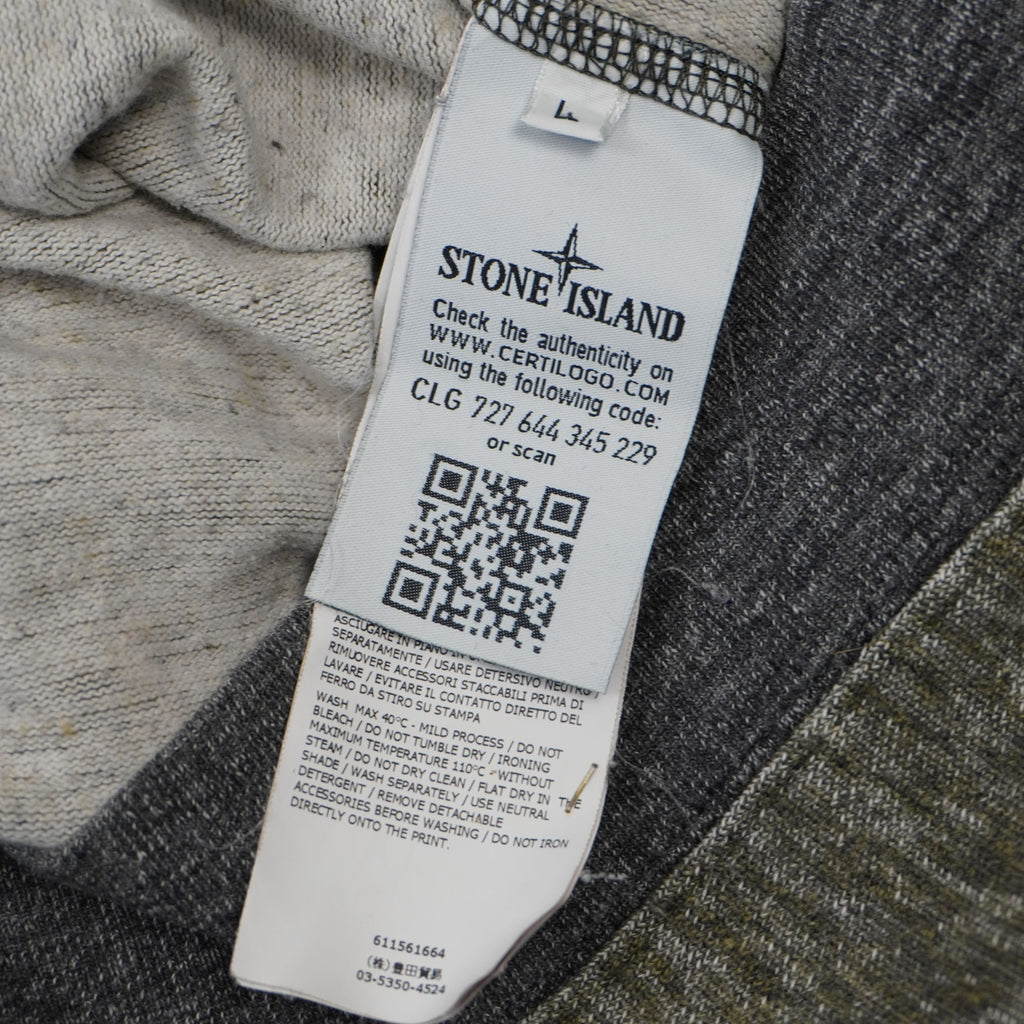 Etichetta interna Stone Island con codice di autenticità Certilogo e QR Code taglia L.