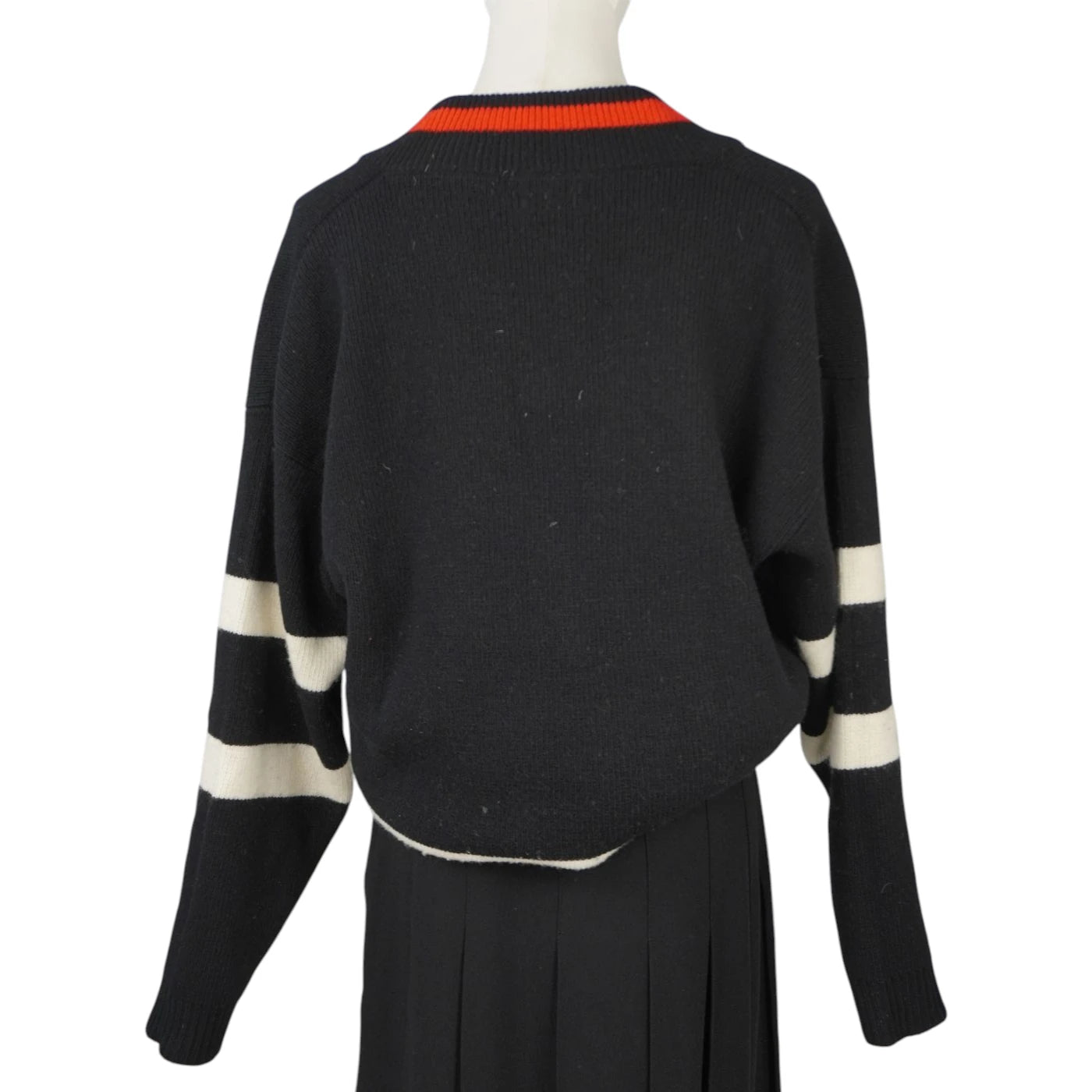 Retro del maglione varsity Etro Milano a righe bianche e nere con dettaglio arancione sul retro del colletto