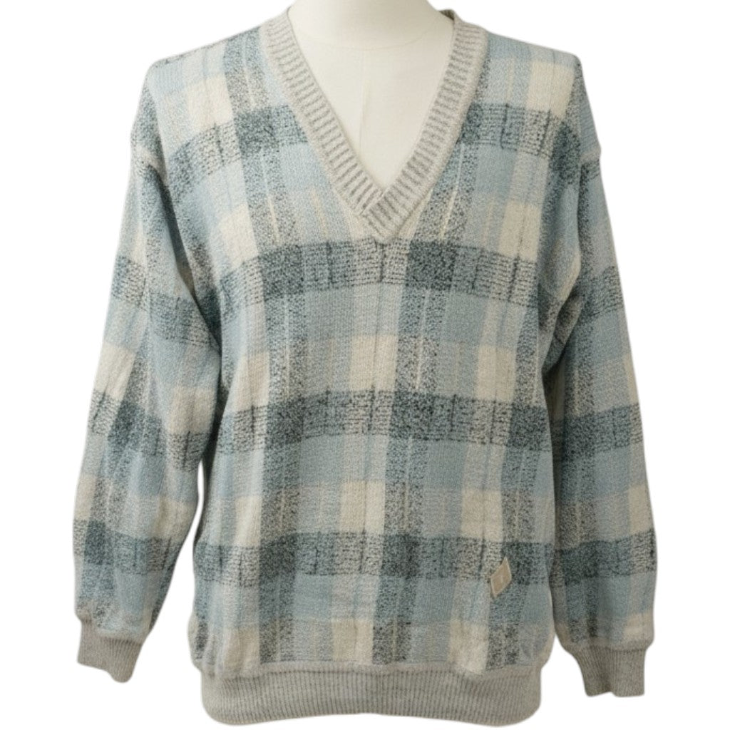 Maglione vintage Yves Saint Laurent Tricots da uomo con scollo a V e motivo a quadri azzurri e grigi, vista frontale su manichino.